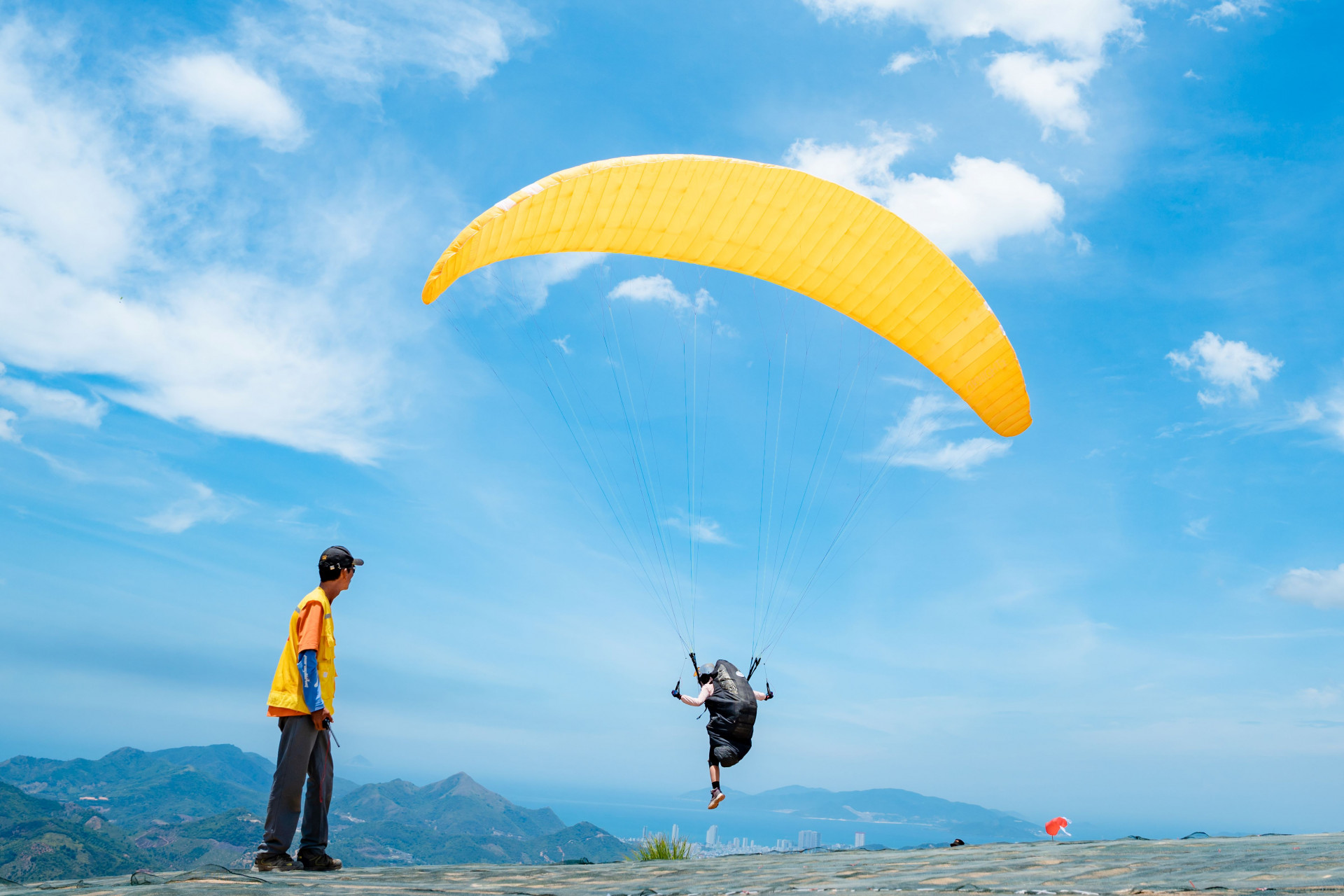 khách chơi dù lượn không động cơ xuất phát từ núi Hòn Én, Vĩnh Phương, Nha Trang