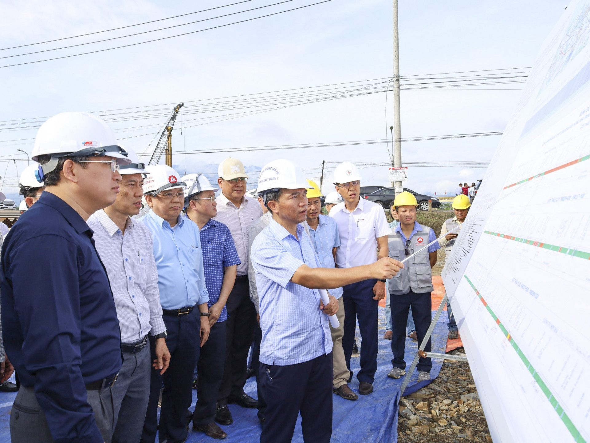 Đồng chí Nguyễn Hải Ninh nghe đại diện Ban Quản lý dự án 7 báo cáo tình hình triển khai dự án cao tốc Vân Phong - Nha Trang.
