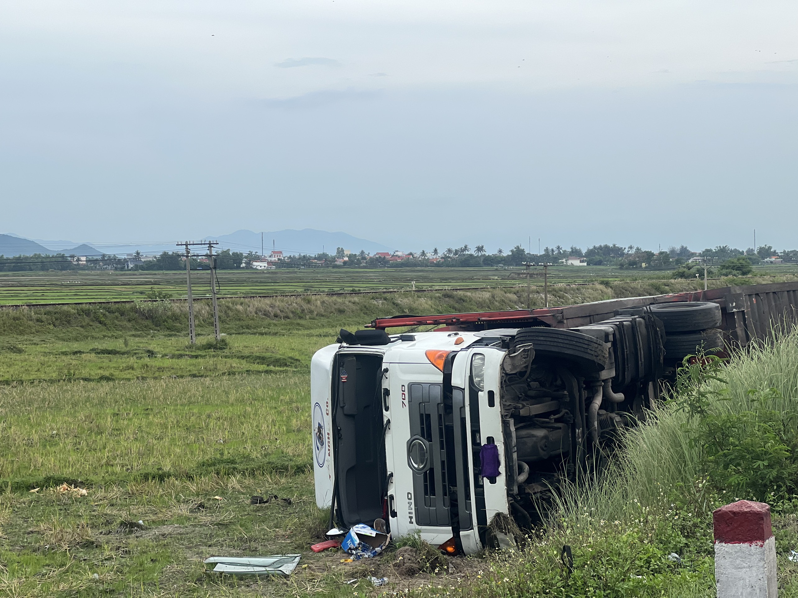 Mất lái, xe đầu kéo lao xuống ruộng lúa