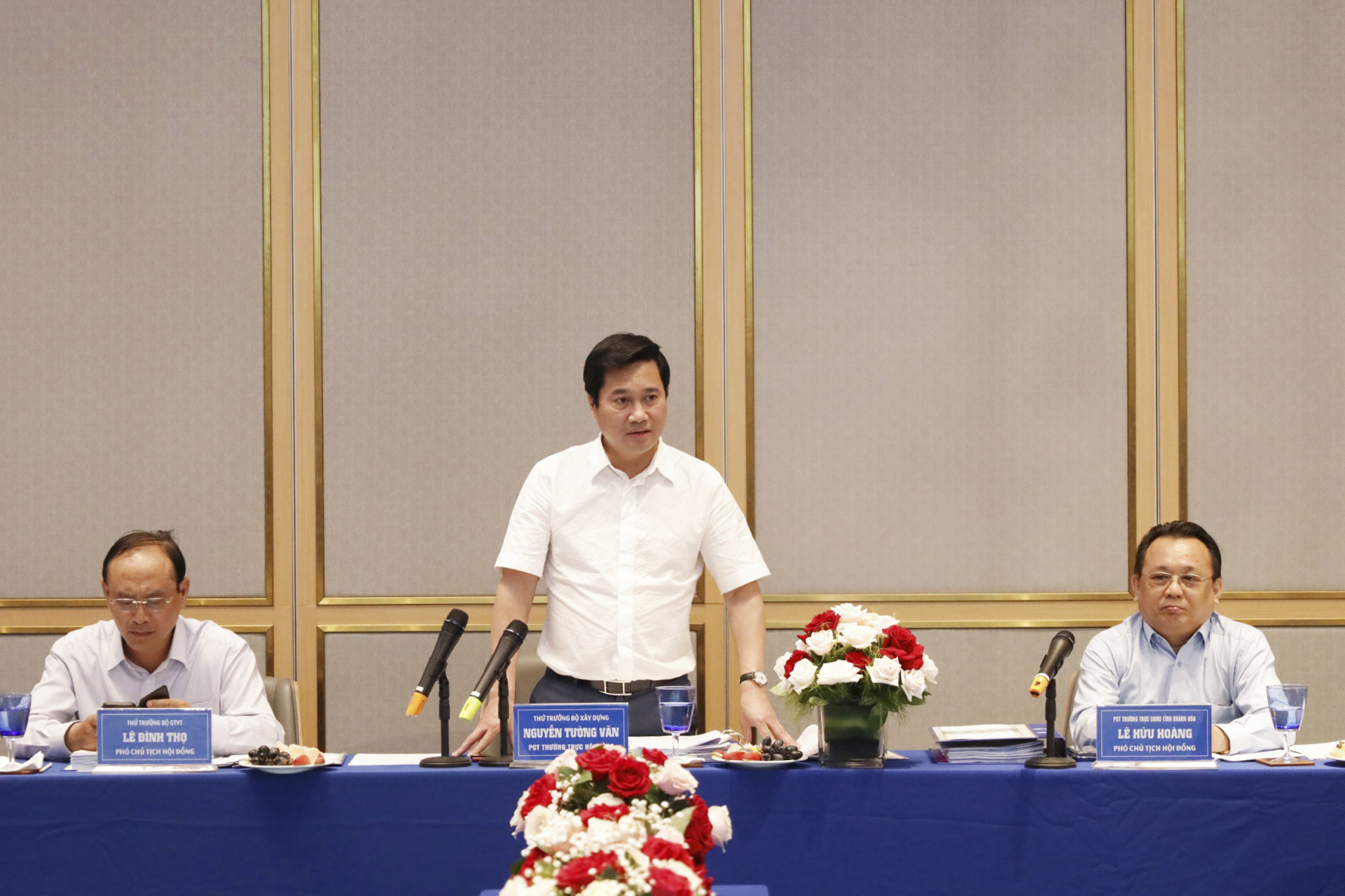 Đồng chí Nguyễn Tường Văn - Thứ trưởng Bộ Xây dựng, Phó Chủ tịch Thường trực Hội đồng phát biểu chỉ đạo sau khi kiểm tra, thảo luận.
