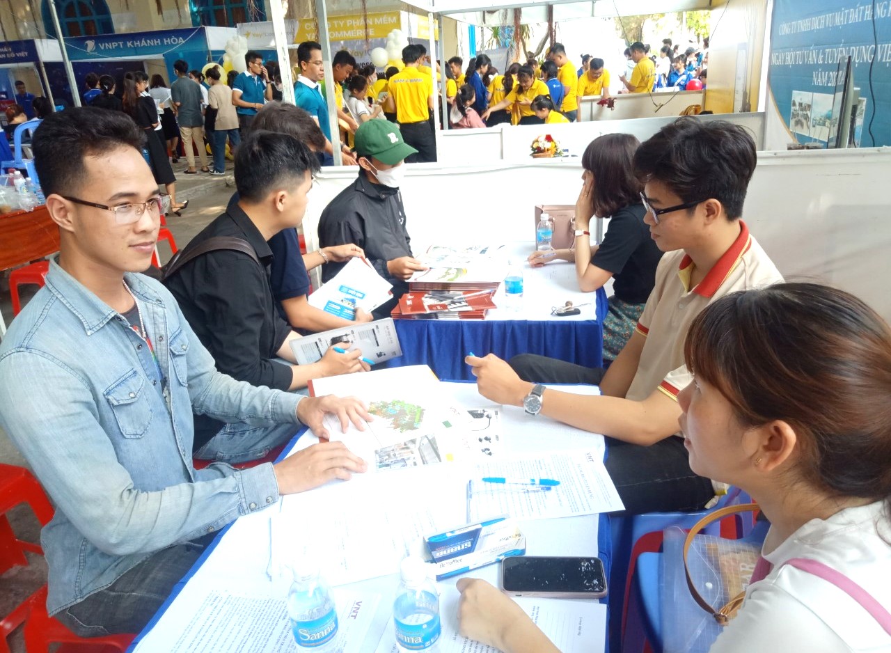 Hơn 2.000 sinh viên và người lao động tham gia ngày hội việc làm