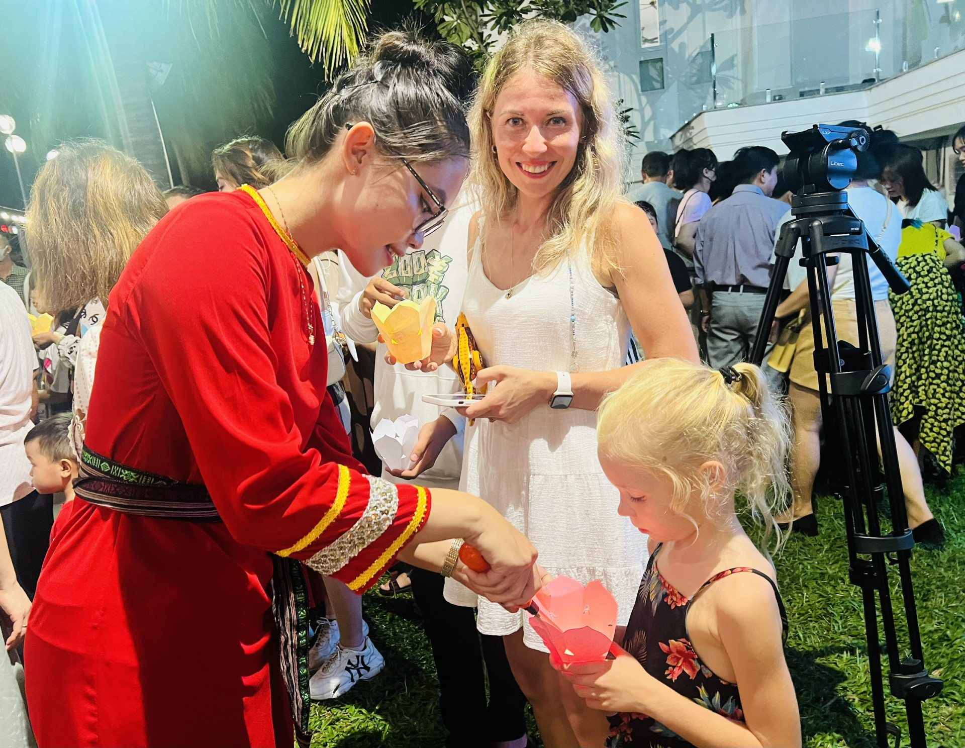 Nhân viên Champa Island thắp sáng hoa đăng cho một em thiếu nhi Nga đến dự đêm hội Nguyện ước tháng Năm