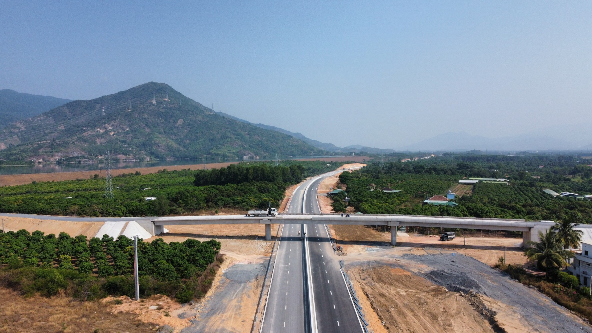Các điểm giao cắt giữa cao tốc với đường dân sinh đã cơ bản thi công hoàn thiện.
