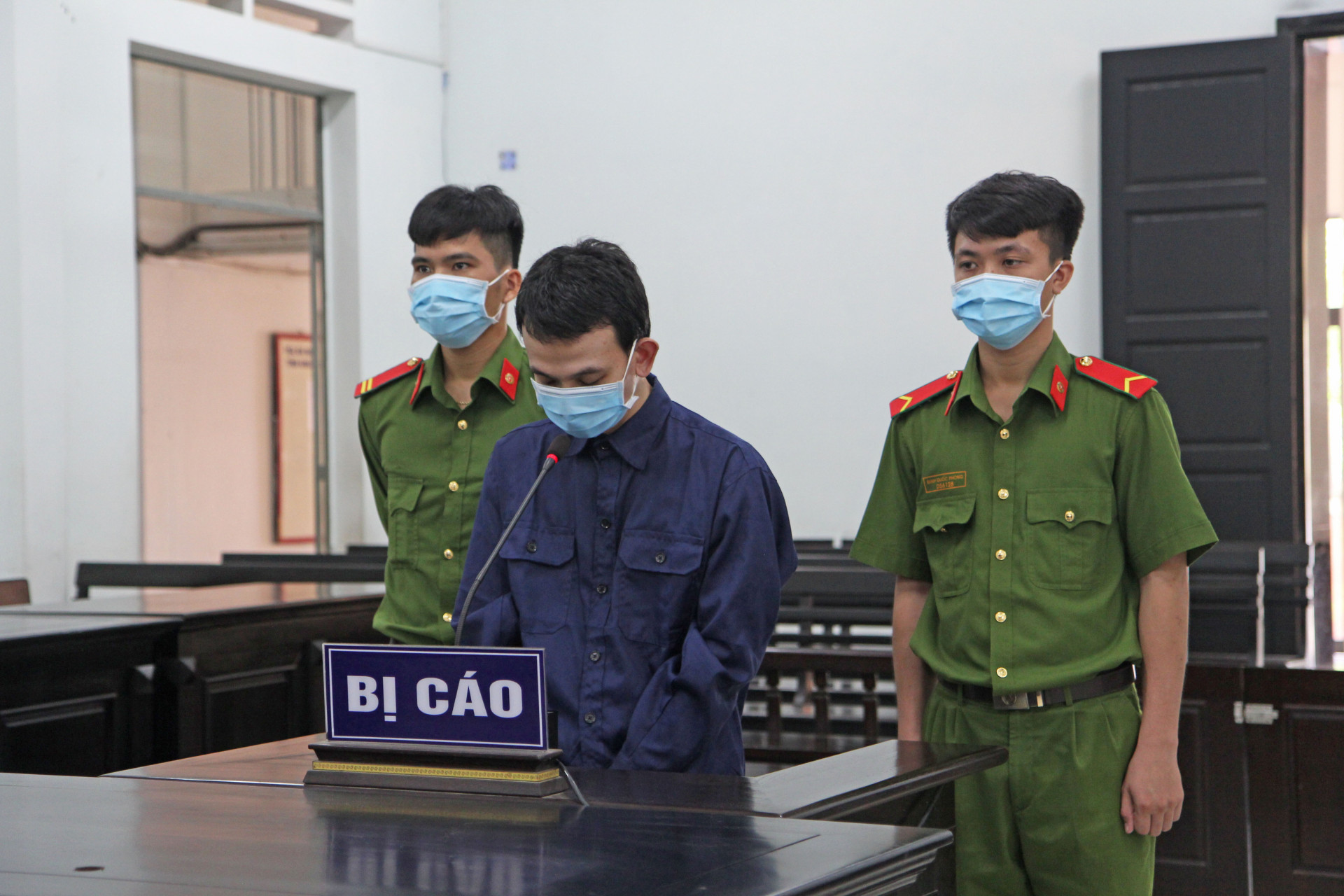 Bị cáo Nguyễn Thành Tài (hàng đầu) nghe tuyên án.