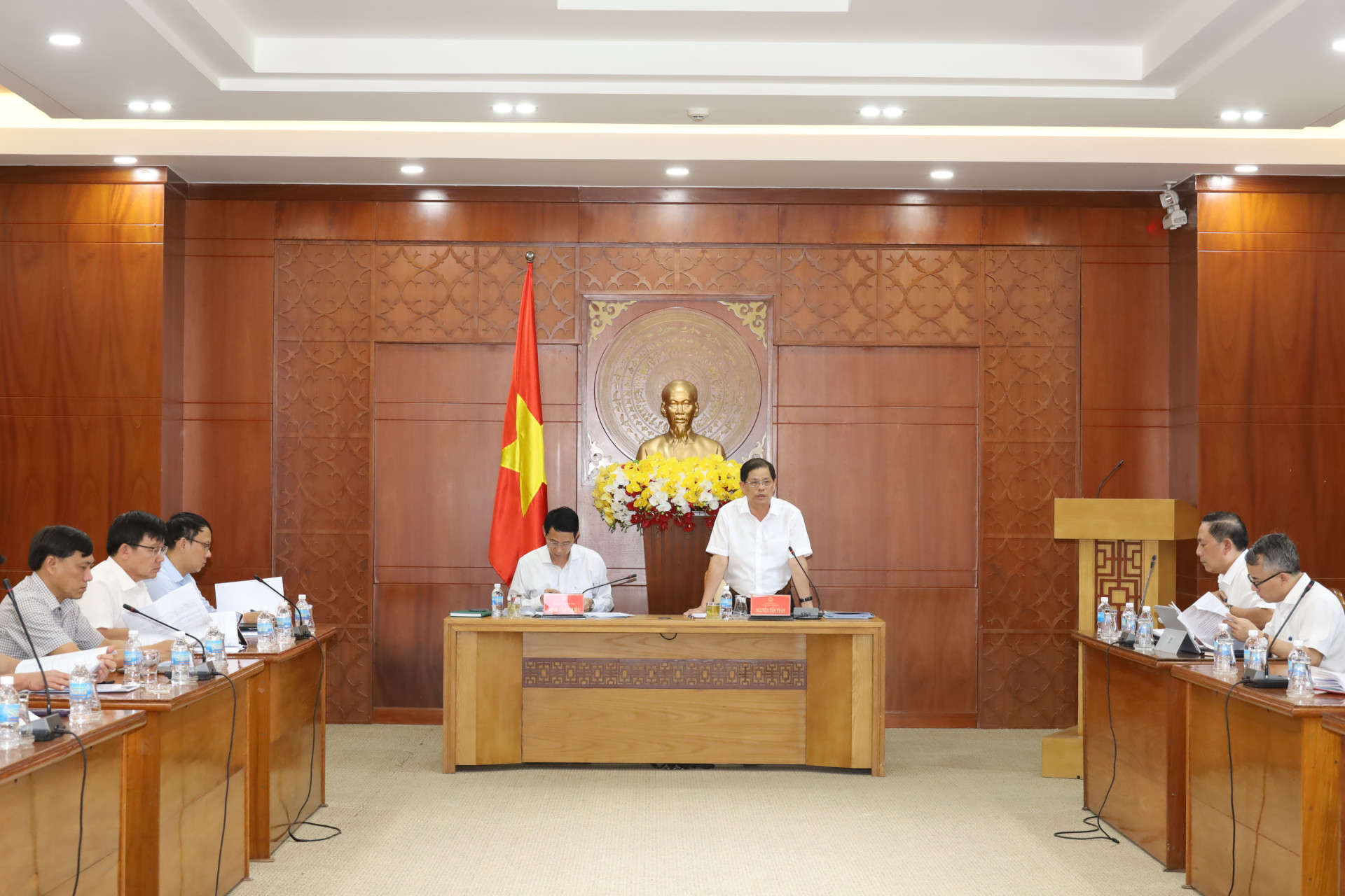 Đồng chí Nguyễn Tấn Tuân phát biểu tại cuộc họp.