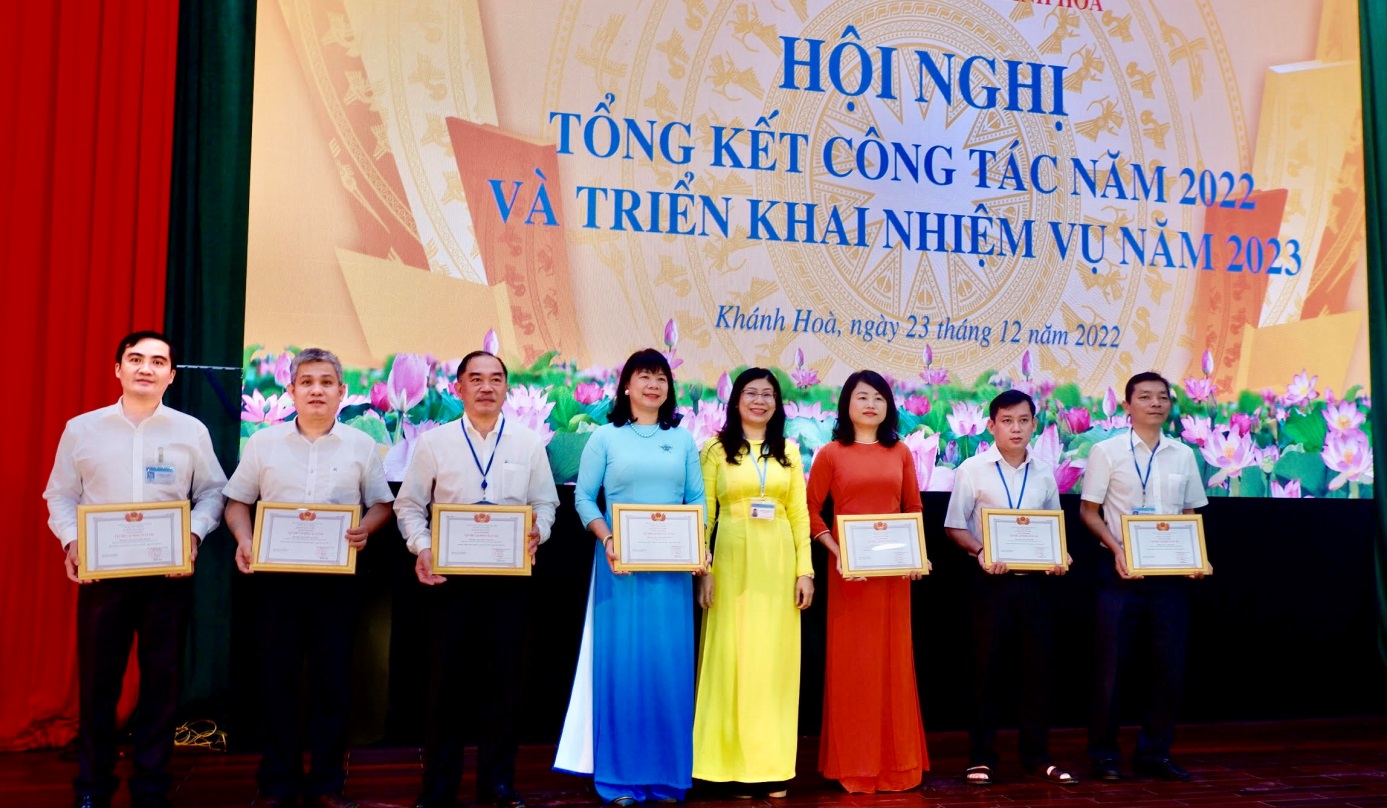 Bà Phạm Thị Hồ Lan - Giám đốc Kho bạc Nhà nước Khánh Hòa trao giấy khen cho các tập thể, cá nhân đạt thành tích xuất sắc trong công tác năm 2022.