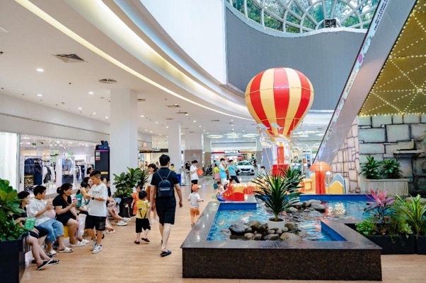 Khách hàng có thể chiêm ngưỡng trang trí khinh khí cầu khổng lồ tại Vincom Mega Mall Times City.