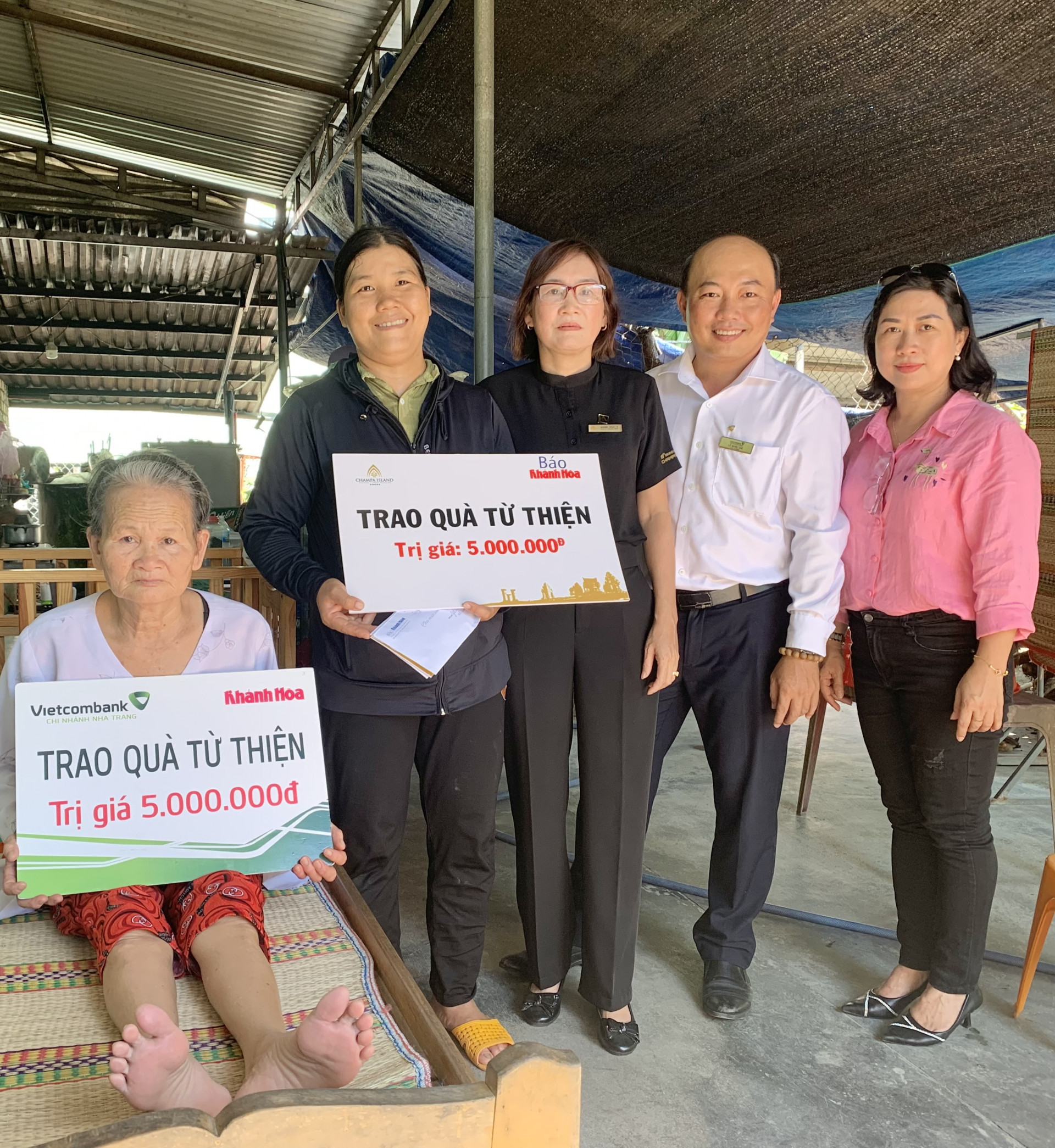 Đại diện các đơn vị trao tiền ủng hộ cho gia đình chị Phạm Thị Hương