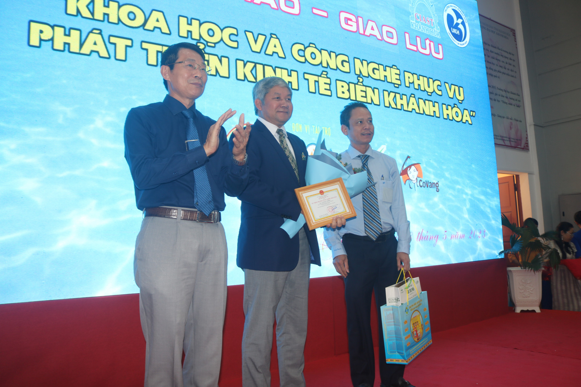Lãnh đạo tỉnh trao Kỷ niêm chương “Vì sức khỏe nhân dân” cho Giáo sư Laymyint Yoshida