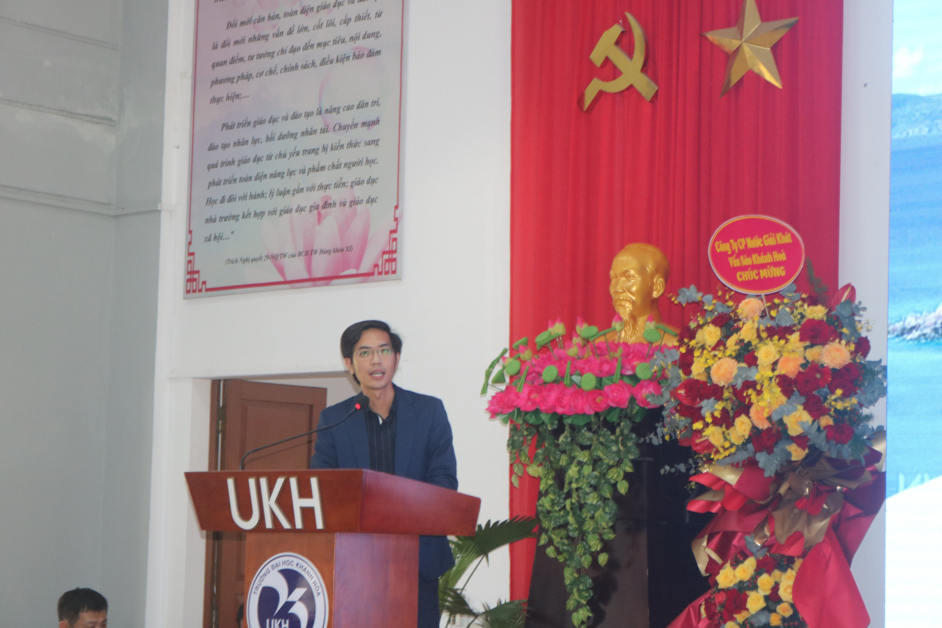 Diễn giả Tiến sĩ Nguyễn Hữu Huân, Trường Đại học Kinh tế báo cáo về giải pháp trí tuệ nhân tạo Milu