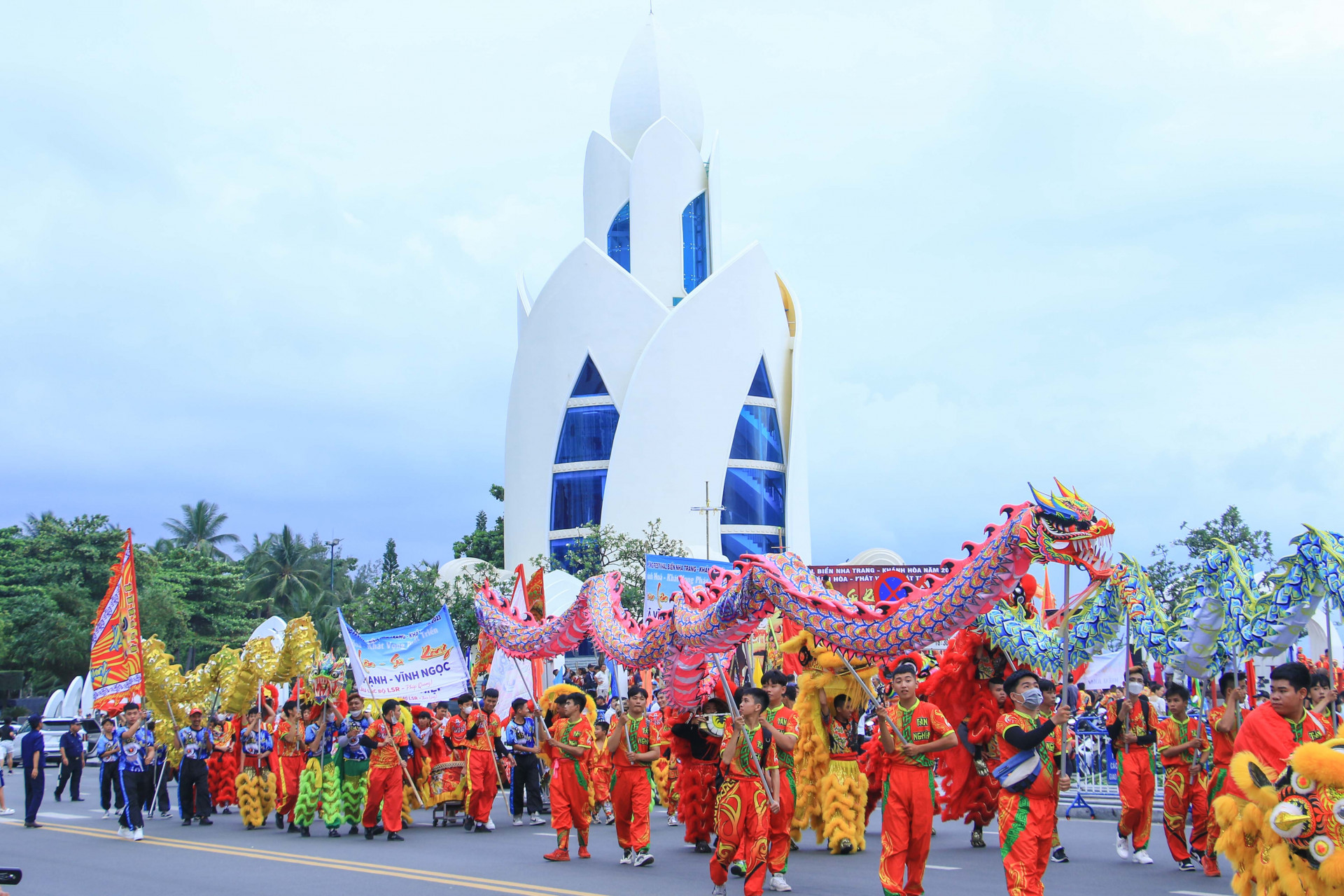 Mở đầu lễ hội, các đoàn lân - sư - rồng diễu hành trên đường Trần Phú.