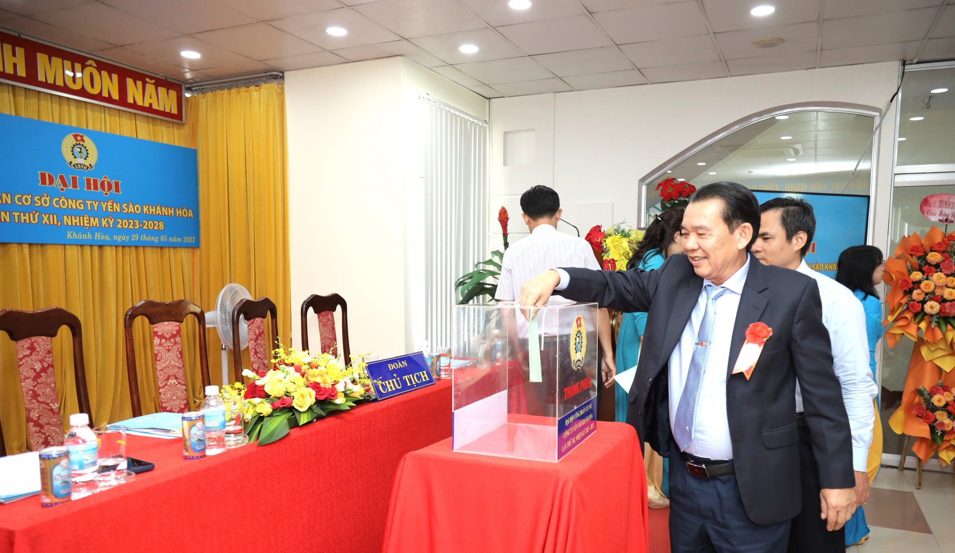 Các đại biểu bỏ phiếu bầu Ban Chấp hành Công đoàn cơ sở Công ty Yến sào Khánh Hòa nhiệm kỳ 2023-2028.