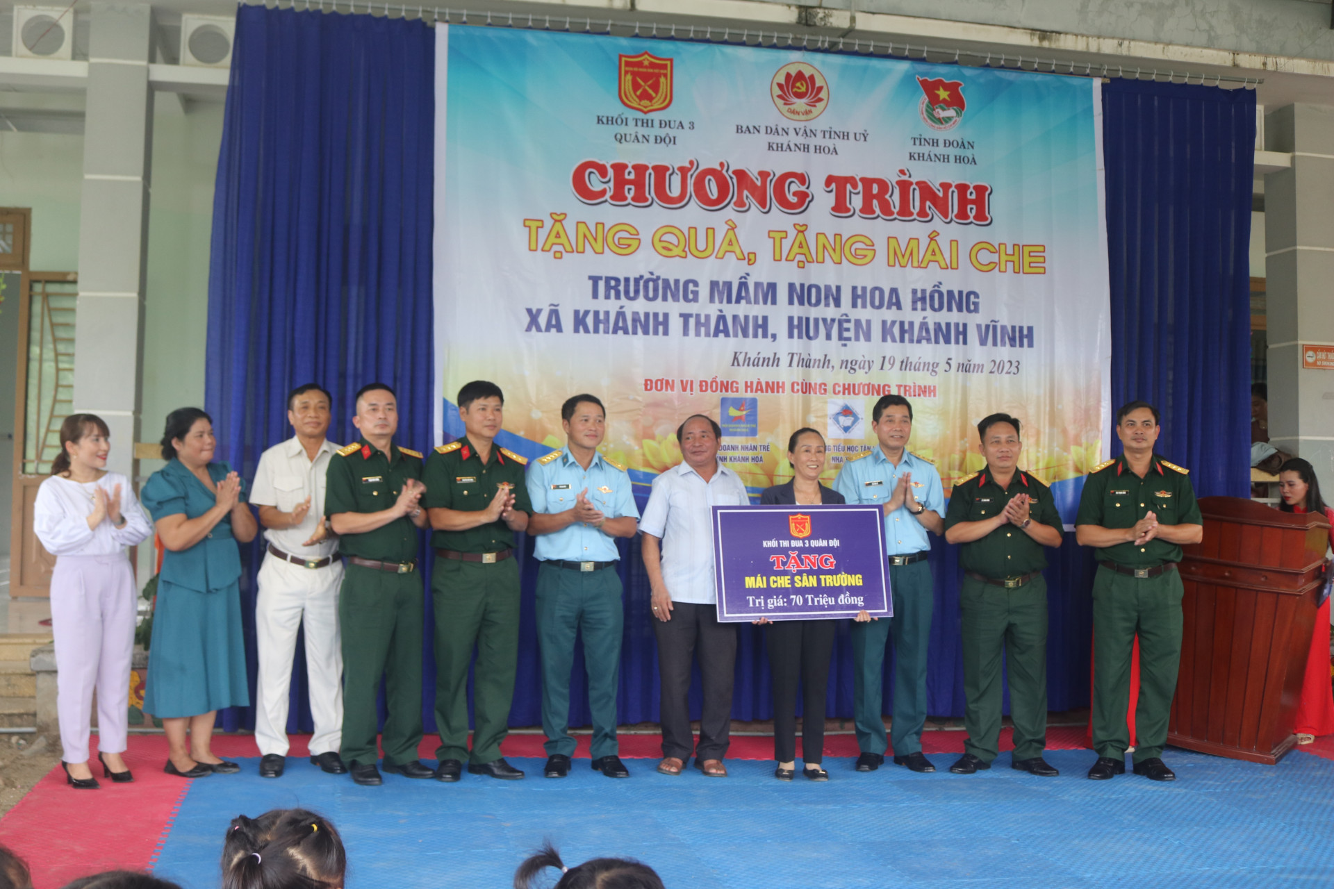 Trao tượng trưng kinh phí Mái che