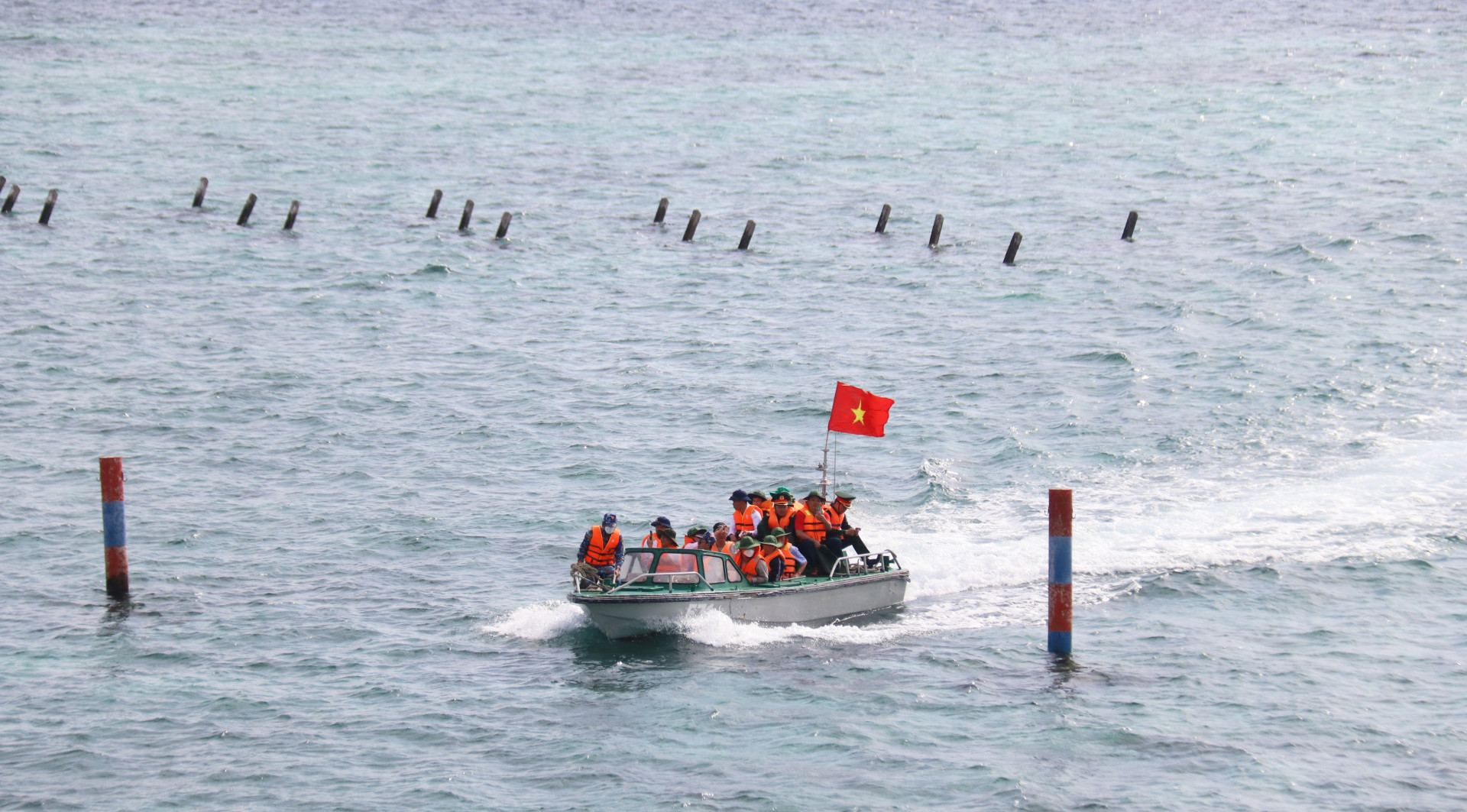 Tàu mẹ Trường Sa 571 thả cano đưa khách đến thăm đảo Cô Lin