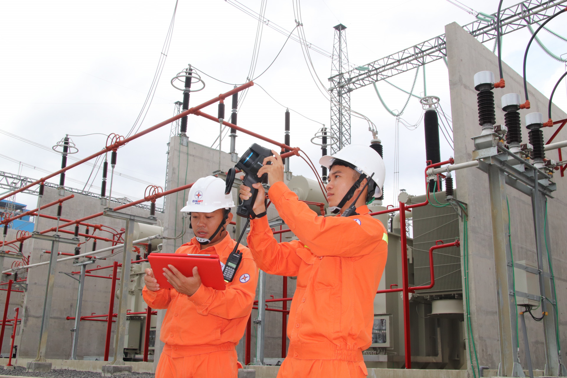 Kiểm tra nguồn điện tại Trạm biến áp 500kV Vân Phong.