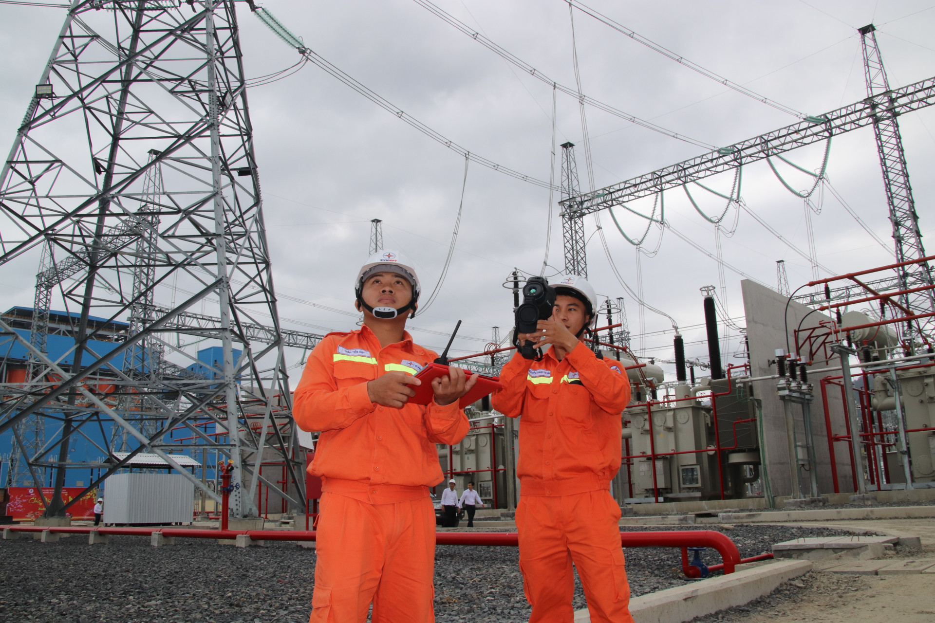 Kiểm tra nguồn điện tại Trạm biến áp 500kV Vân Phong.