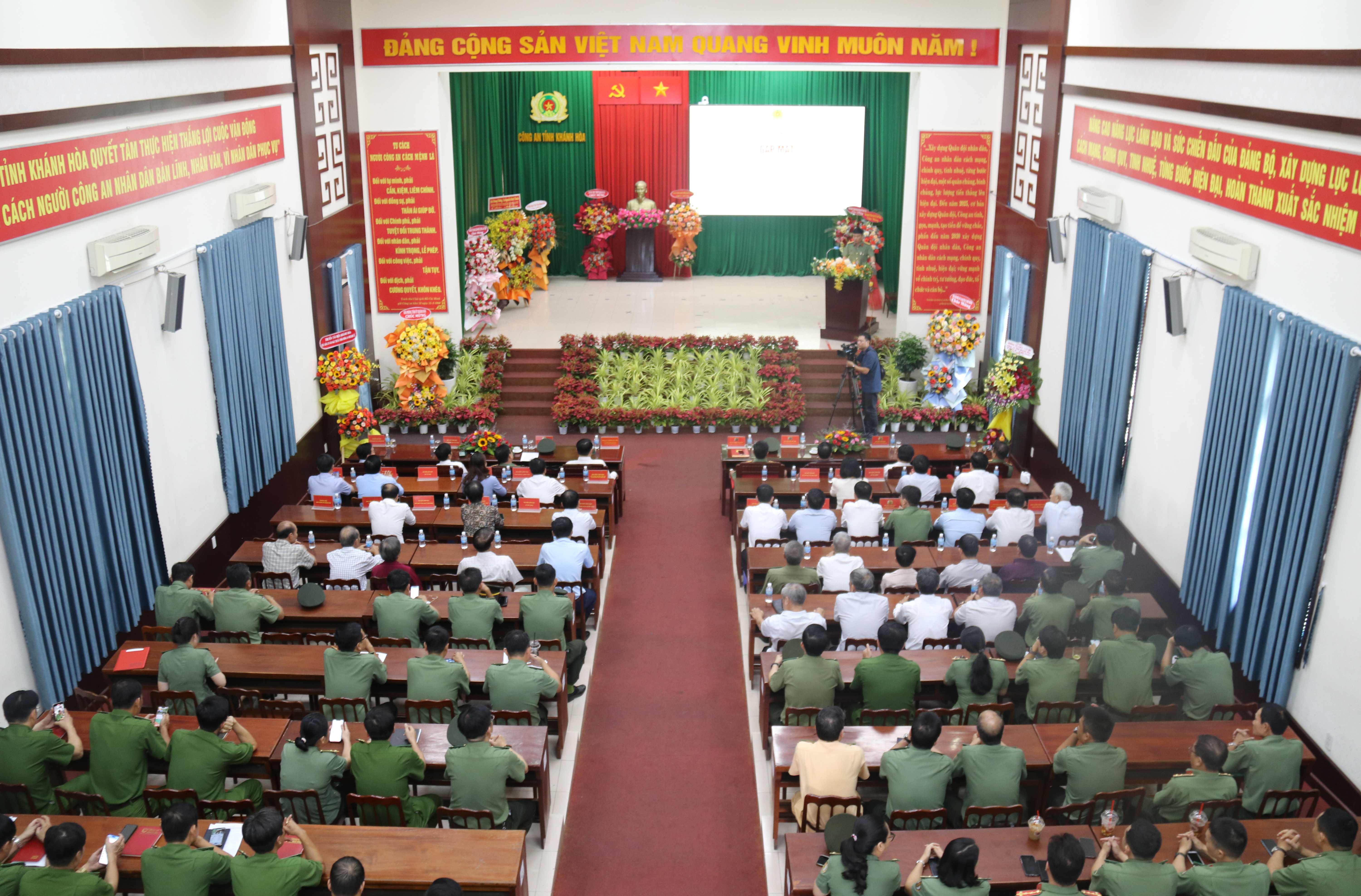 Gặp mặt kỷ niệm Ngày truyền thống lực lượng An ninh kinh tế, quản lý xuất nhập cảnh và lực lượng An ninh chính trị nội bộ