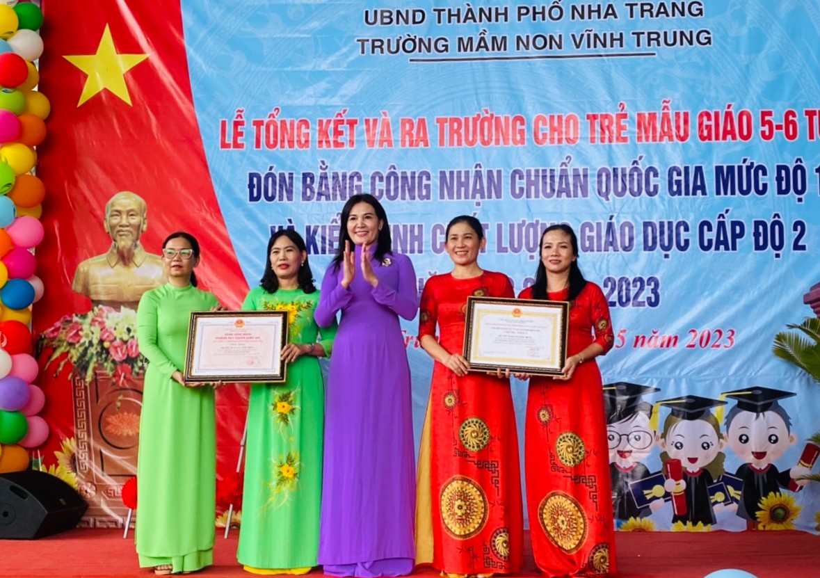 Bà Phạm Thị Châu Anh - Phó Trưởng Phòng Giáo dục và Đào tạo TP. Nha Trang trao bằng công nhận đạt chuẩn quốc gia mức độ 1 và chứng nhận đạt kiểm định chất lượng giáo dục cấp độ 2 cho nhà trường.