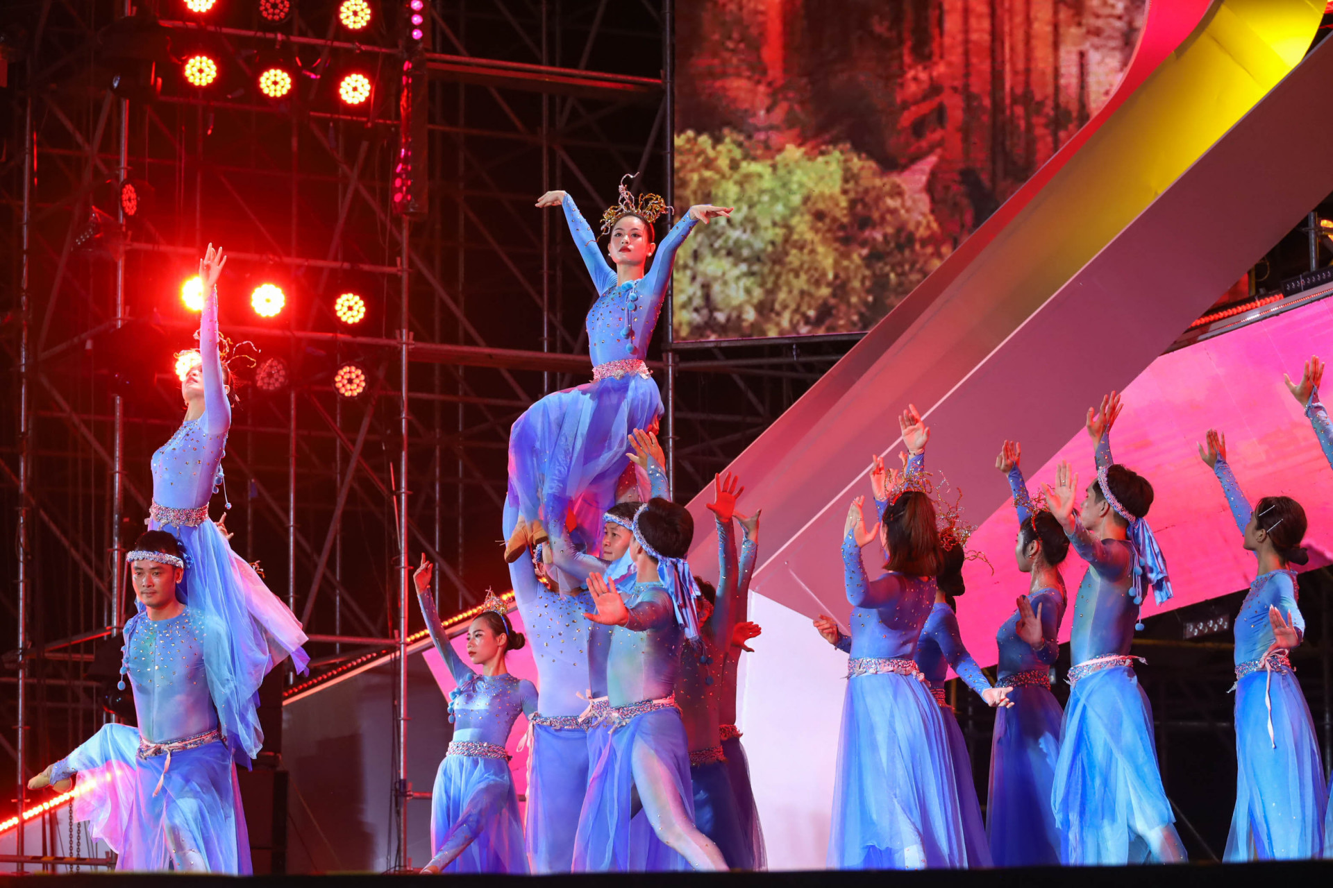 Tiết mục múa Xứ trầm đem đến cho khán giả cảm nhận về vẻ đẹp lịch sử, văn hóa vùng đất Khánh Hòa. 