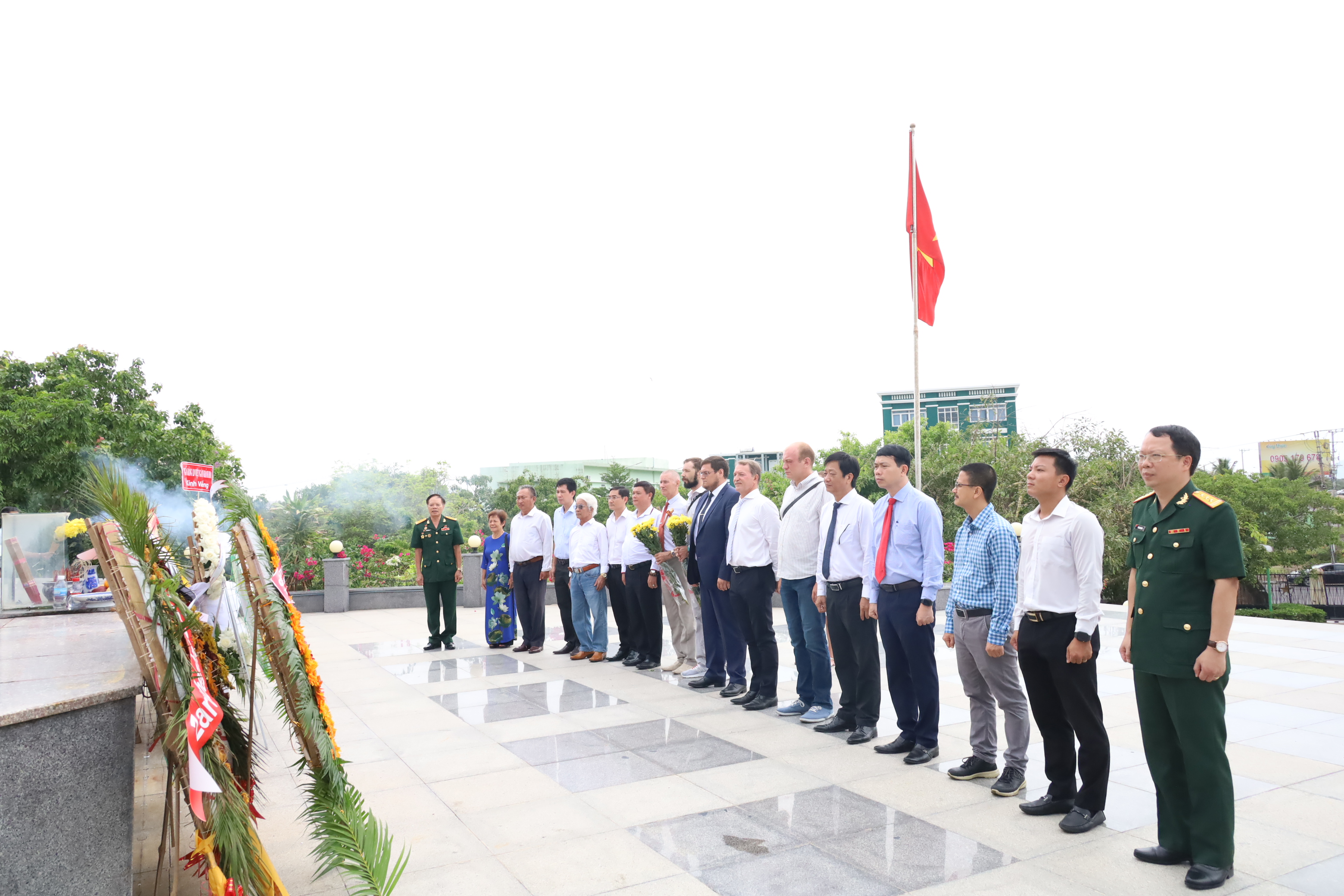 Lễ tưởng niệm và đặt vòng hoa tại tượng đài hữu nghị Việt - Nga