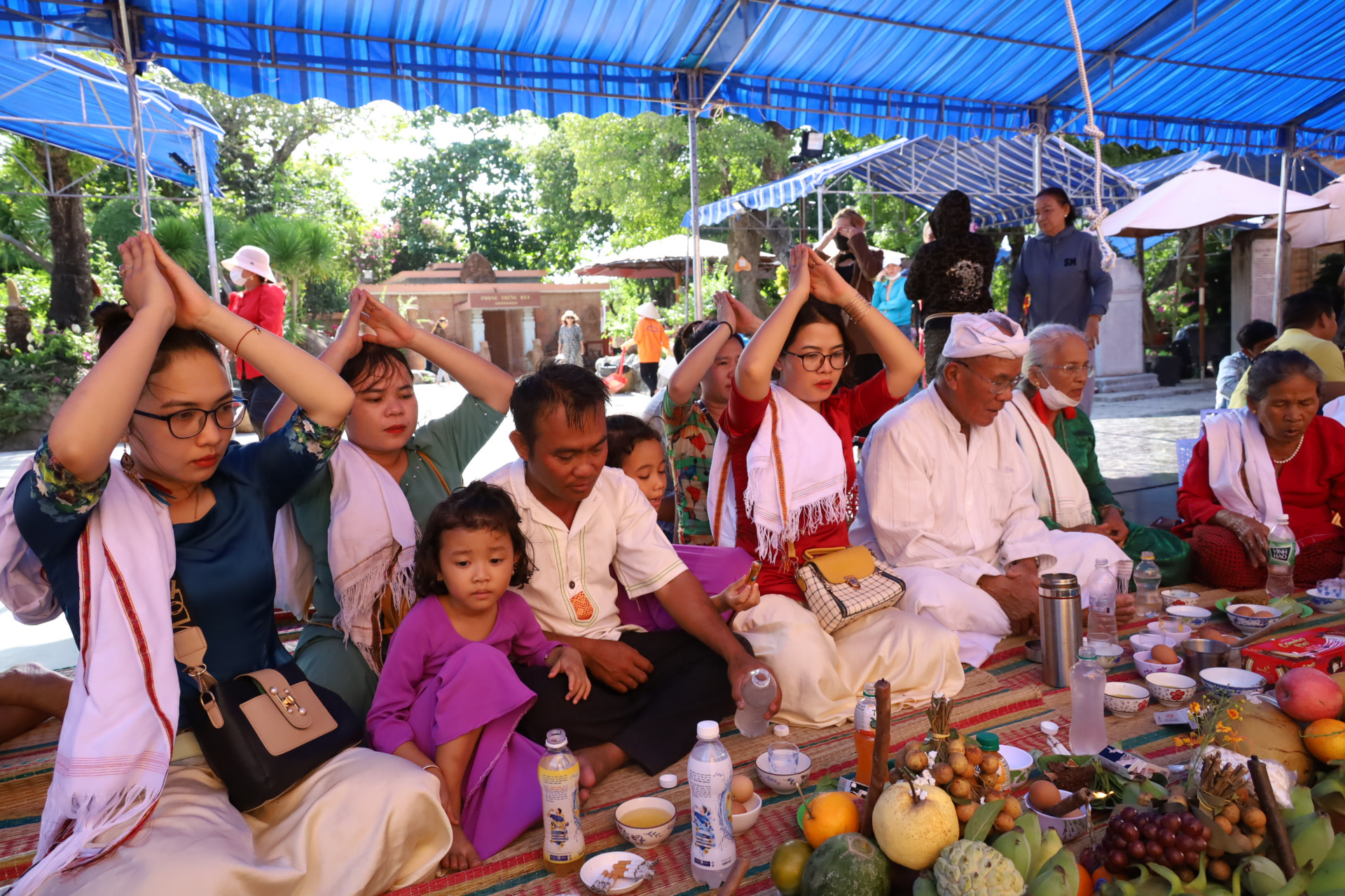 Một gia đình người Chăm thực hiện lễ cúng dâng Mẹ xứ sở nhân dịp lễ hội Tháp Bà Ponagar.