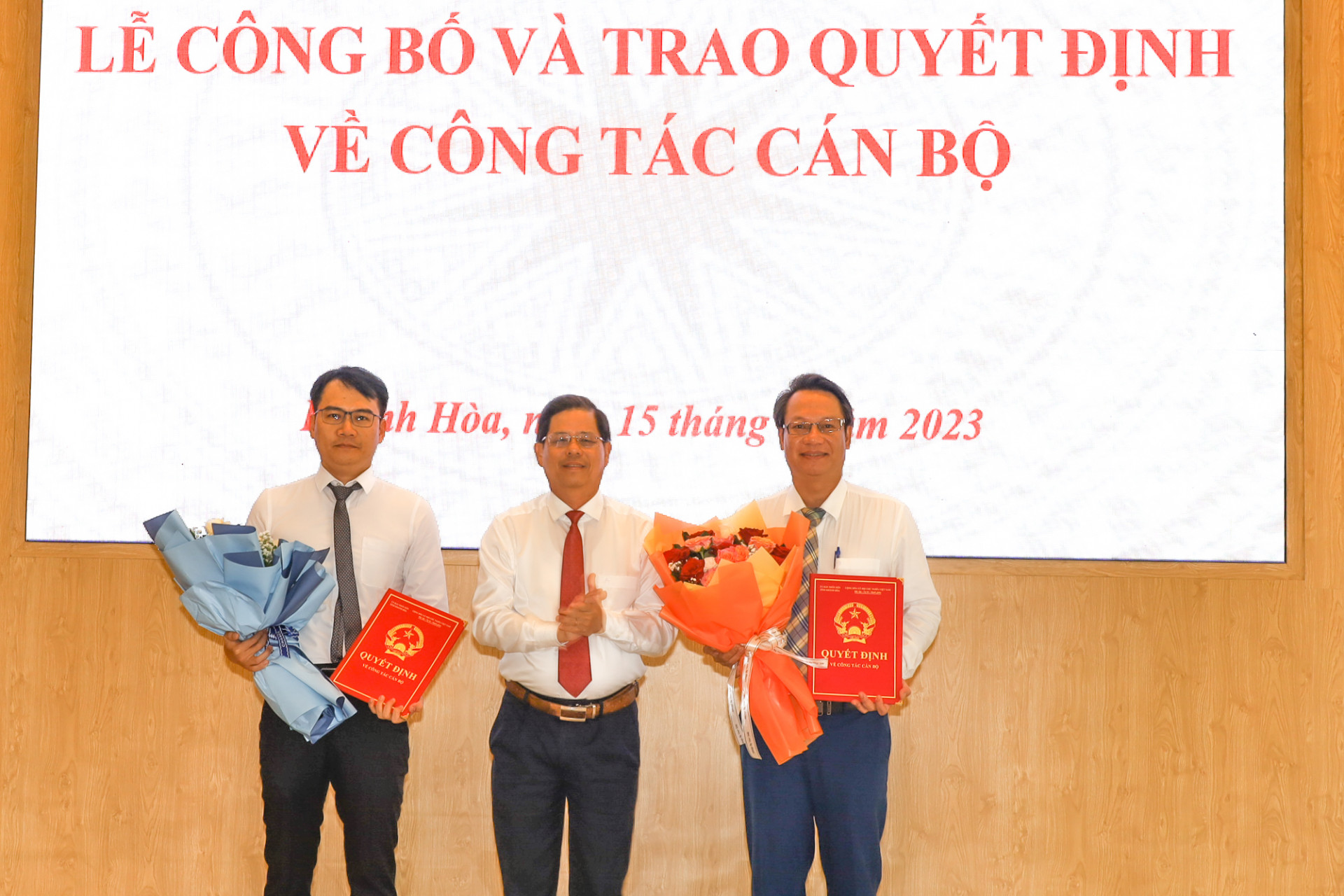 Đồng chí Nguyễn Tấn Tuân trao quyết định bổ nhiệm đối với hai đồng chí Mai Hữu Bảo Huy và Nguyễn Xuân Hải.