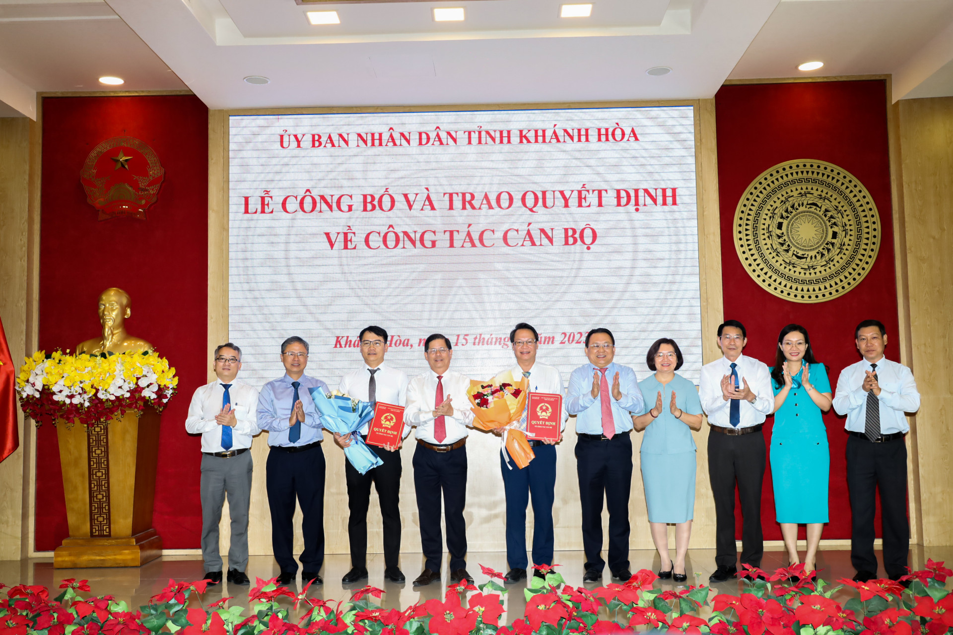Lãnh đạo UBND tỉnh chúc mừng hai đồng chí Mai Hữu Bảo Huy và Nguyễn Xuân Hải.