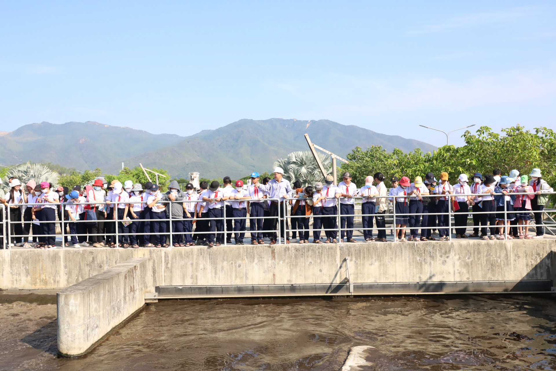 Các em học sinh Trường Tiểu học Vĩnh Ngọc được tìm hiểu thực tế quy trình xử lý nước thải.