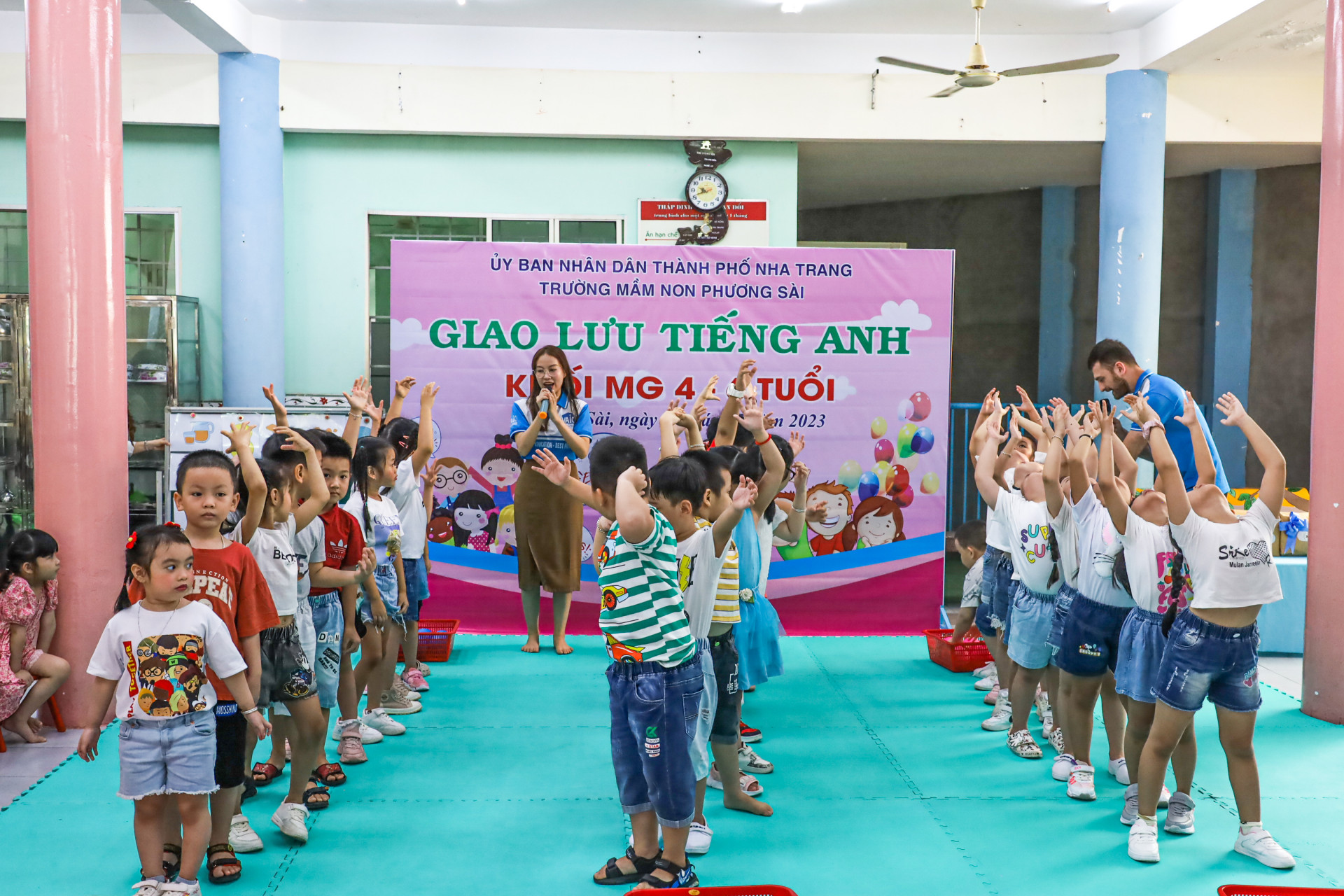 Trẻ tham gia trò chơi thi chuyền các đồ vật được gọi tên bằng tiếng Anh.