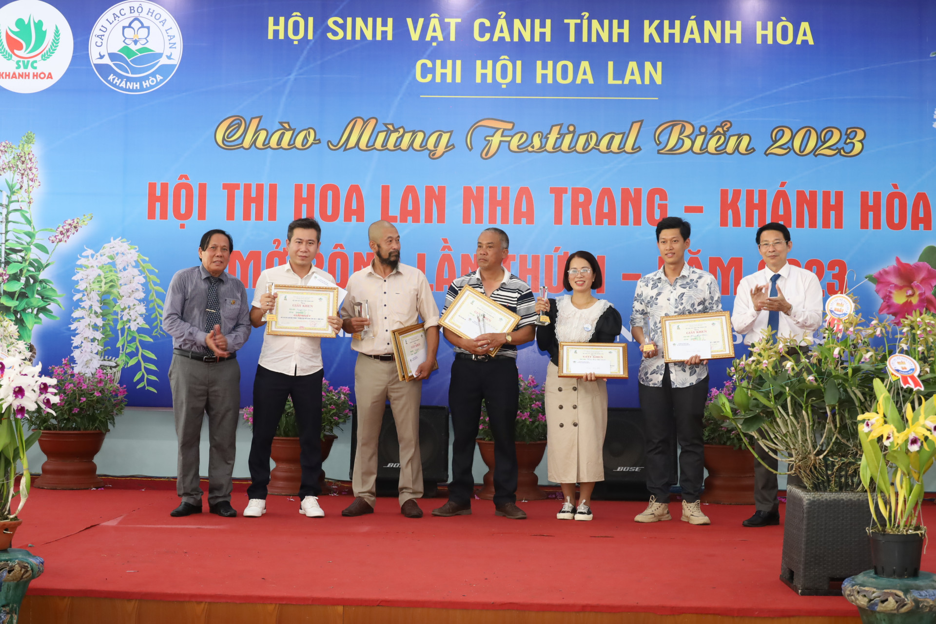 Đồng chí Đinh Văn Thiệu trao giải Nhất cho các nghệ nhân có tác phẩm đạt giải.