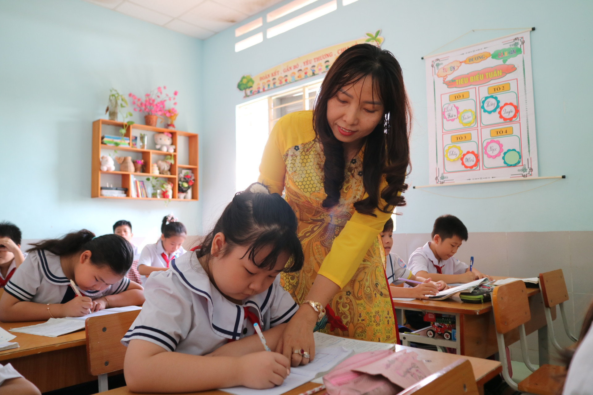 Cô Châu Long hướng dẫn học sinh làm bài. 