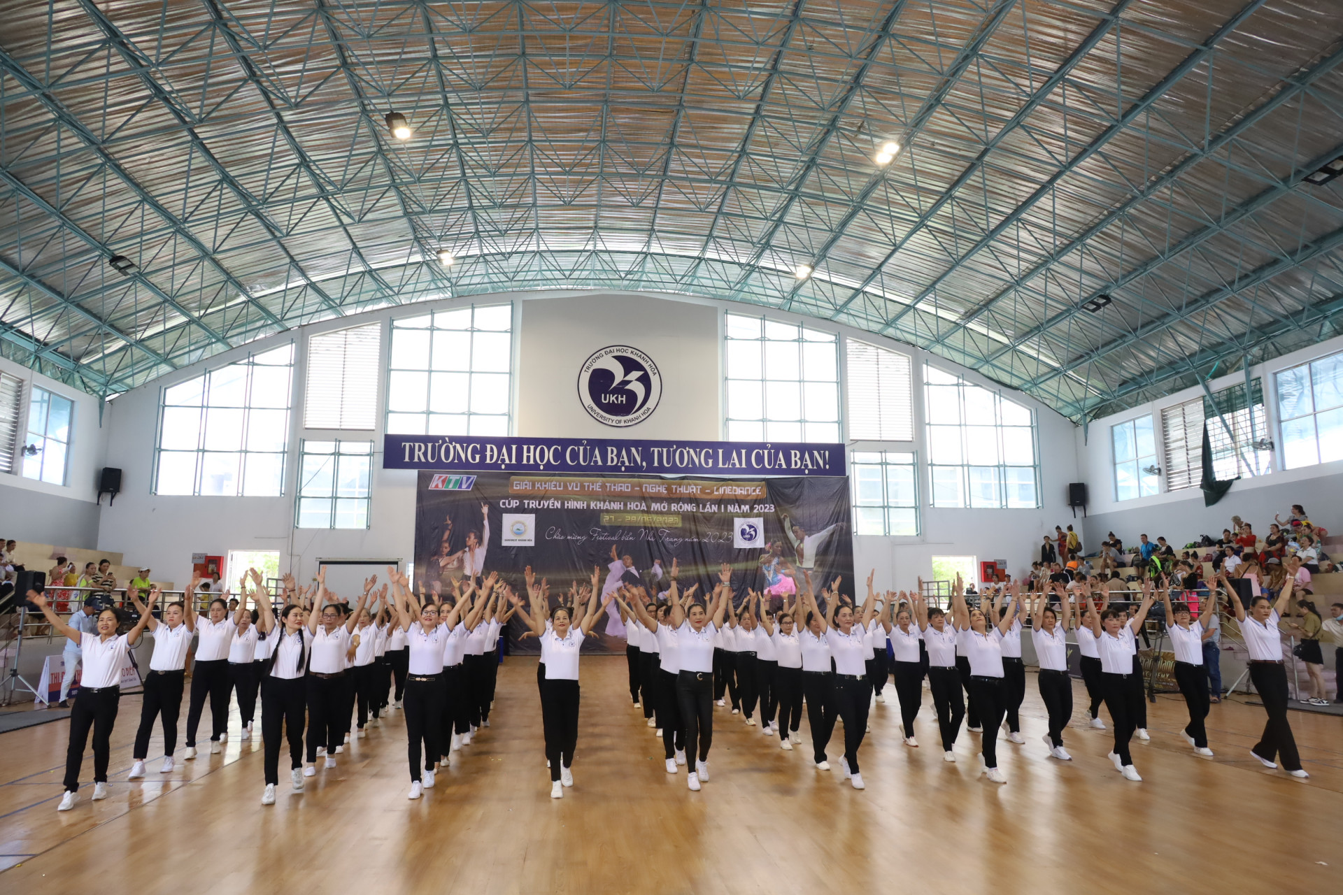 Màn đồng diễn “Phố biển Nha Trang” do nhóm vận động viên Liên đoàn khiêu vũ thể thao tỉnh Khánh Hòa biểu diễn.