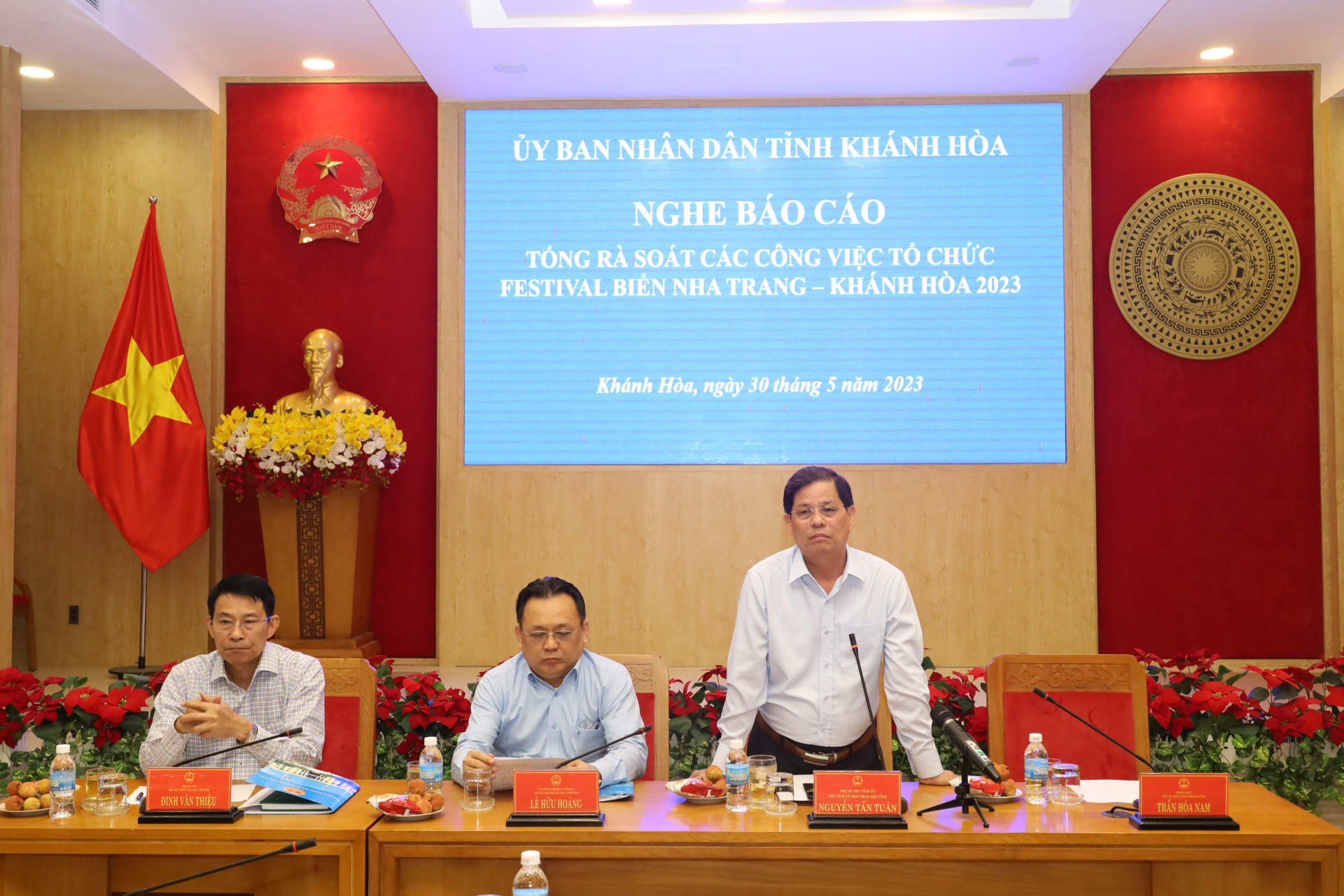 Đồng chí Nguyễn Tấn Tuân phát biểu chỉ đạo tại cuộc họp.  