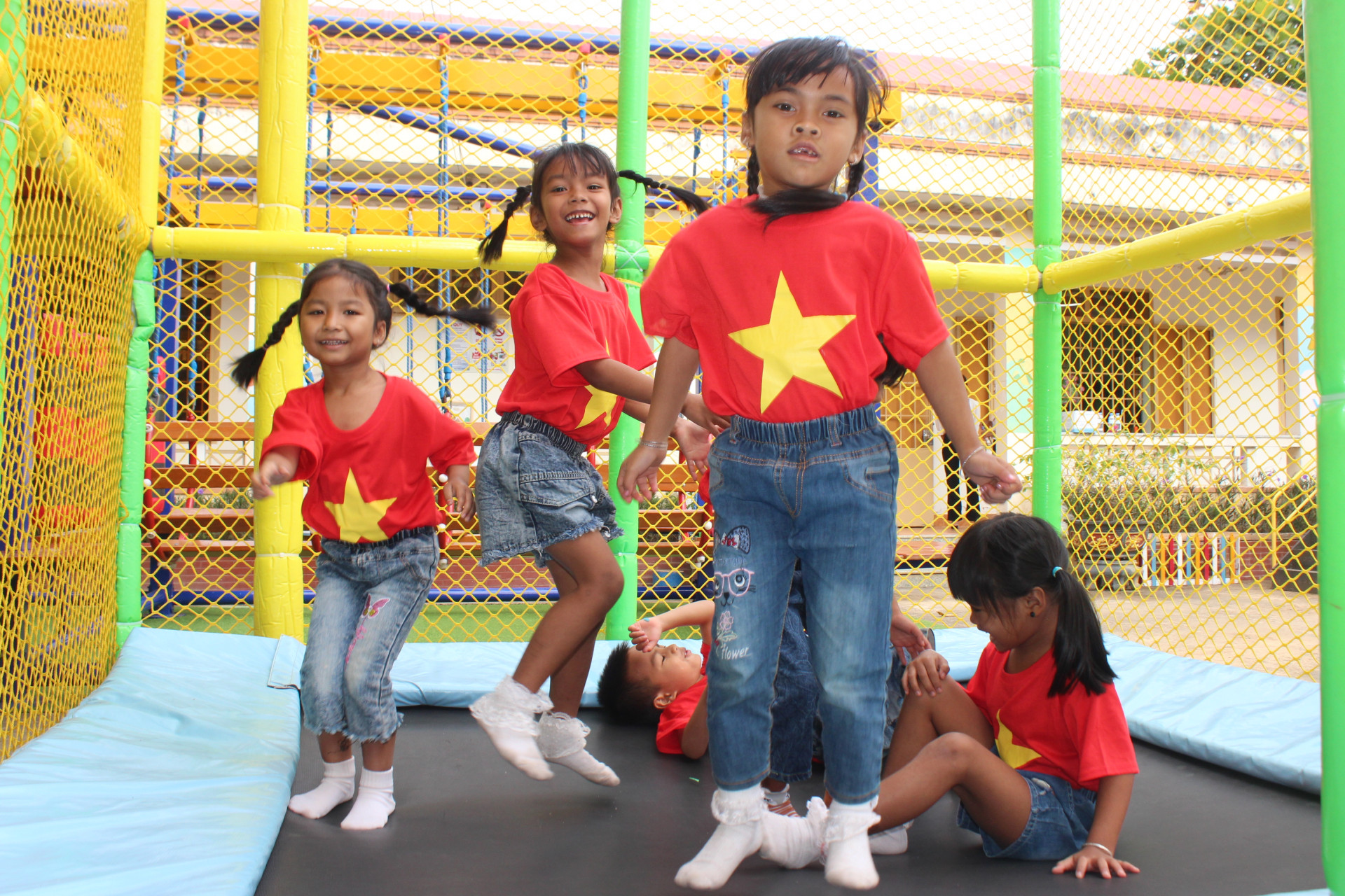 Trẻ em huyện Khánh Sơn vui mừng khi có khu vui chơi an toàn.