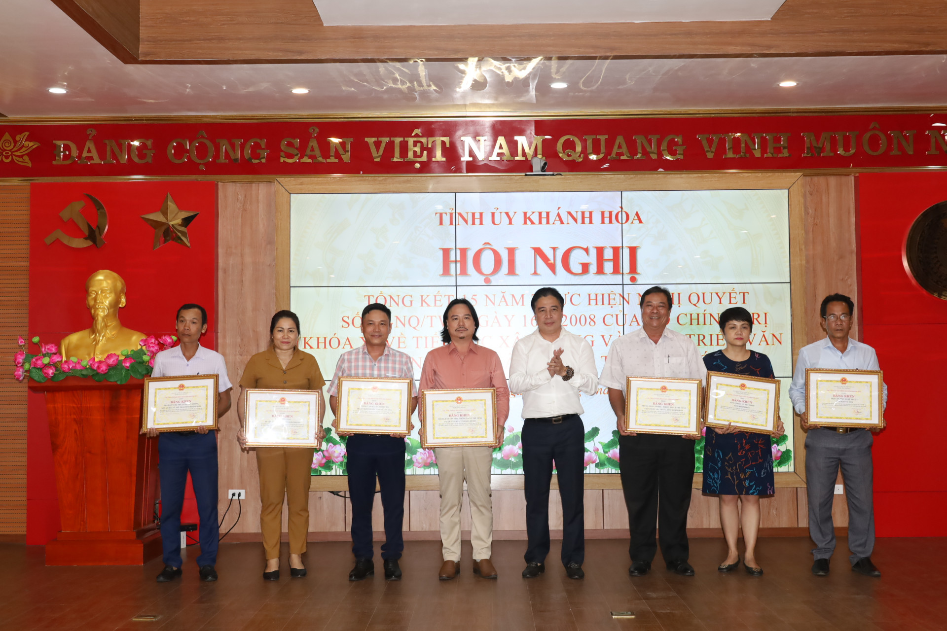 Đồng chí Nguyễn Khắc Toàn trao bằng khen cho đại diện các tập thể.