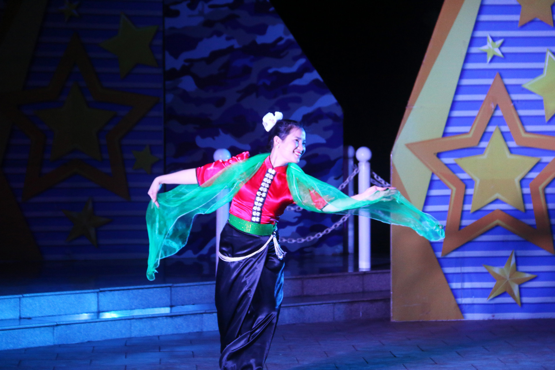 Chị Trần Thị Bích Cảnh biểu diễn điệu múa Thái Bức tranh thổ cẩm