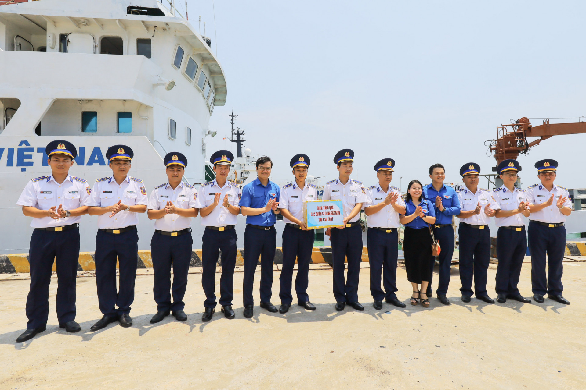 Các đại biểu thanh niên thăm, tặng quà cán bộ, chiến sĩ cảnh sát biển công tác tại các tàu
