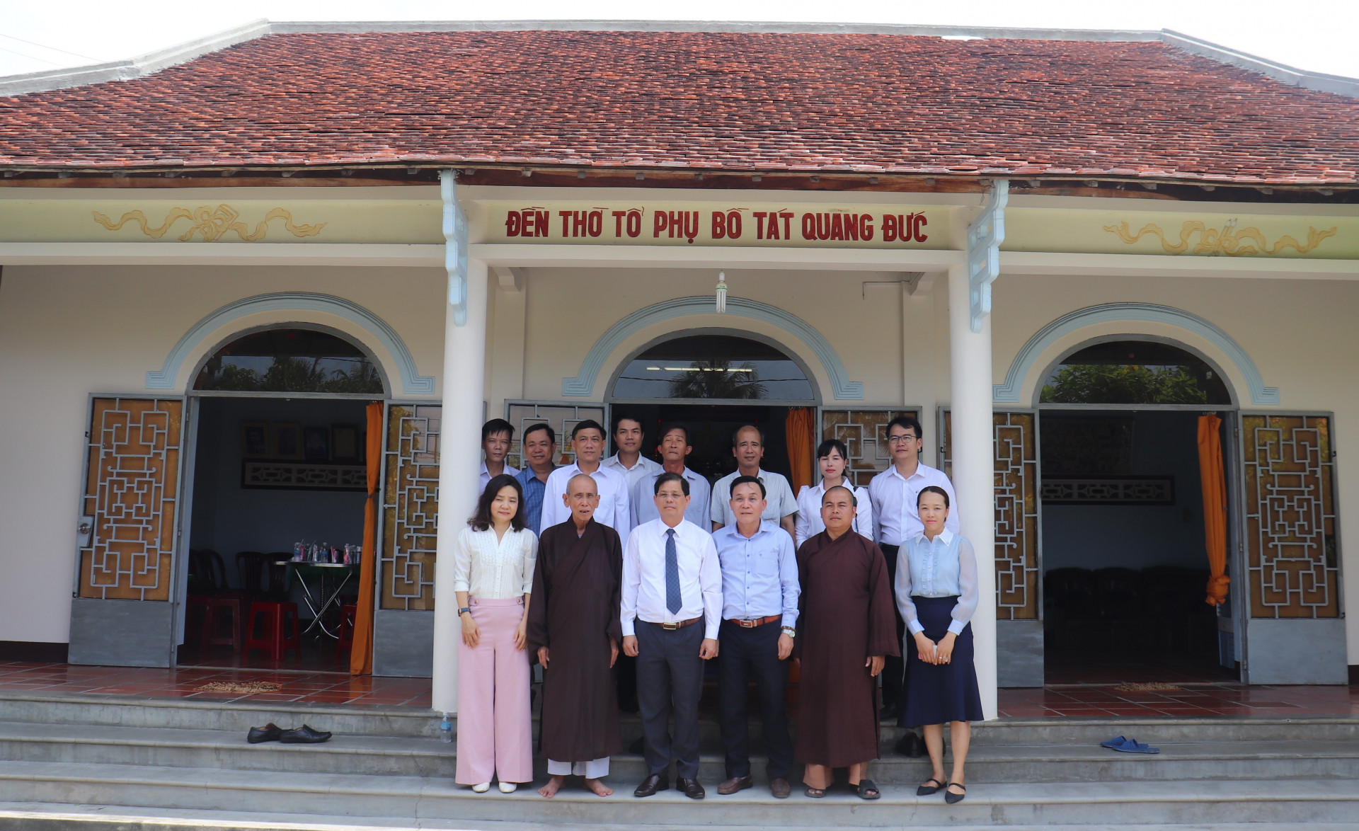 Đồng chí Nguyễn Tấn Tuân cùng các đại biểu đến thăm và chụp ảnh lưu niệm tại Đền thờ Tổ phụ Bồ tát Thích Quảng Đức.