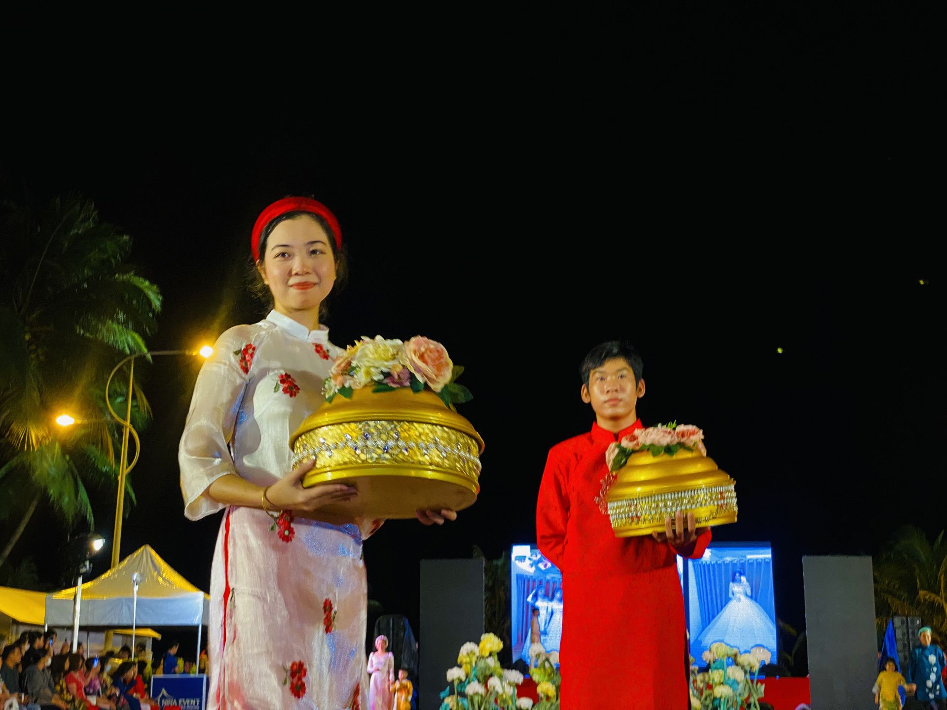 Đám cưới hiện đại của người Việt Nam đã có nhiều cách tân song vẫn giữ được nét truyền thống. 