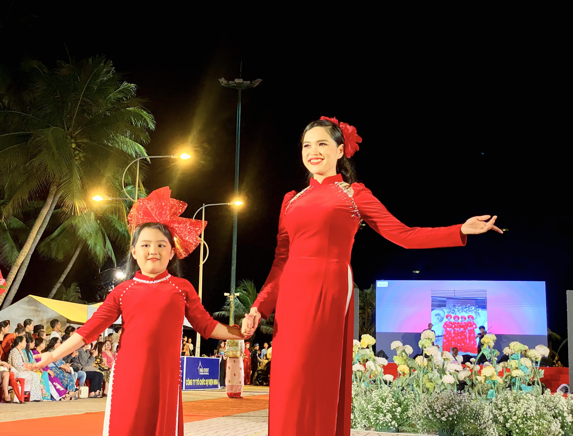 Lễ hội áo dài lần thứ 4 thu hút đông đảo hội viên, phụ nữ cùng các cháu nhỏ tham gia trình diễn.