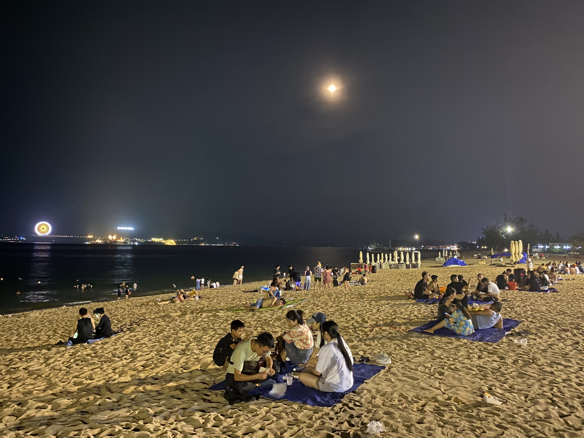 Ra biển "giải nhiệt" vào ban đêm