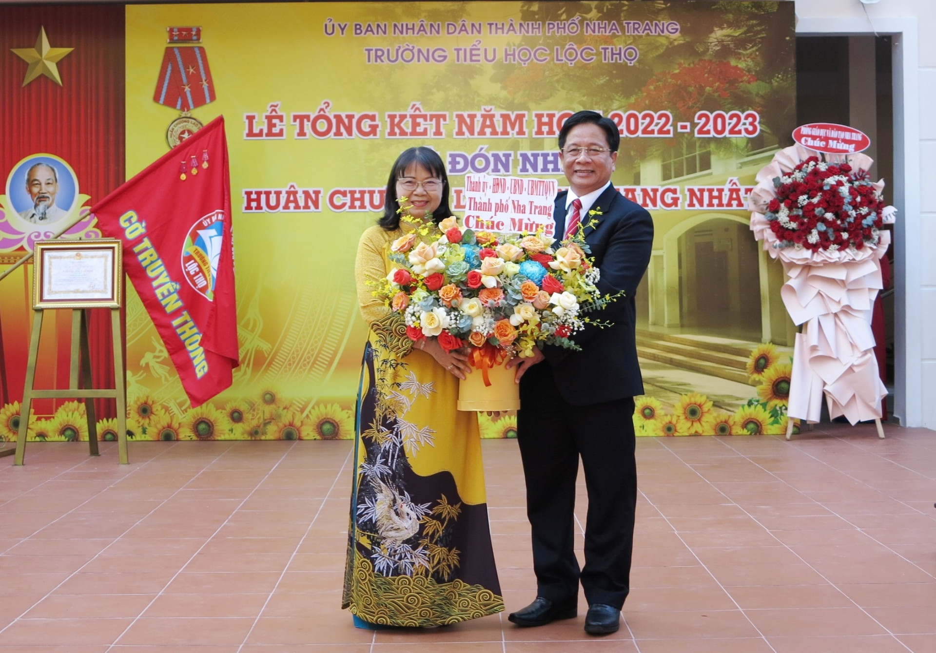 Ông Hồ Văn Mừng tặng hoa chúc mừng nhà trường. 