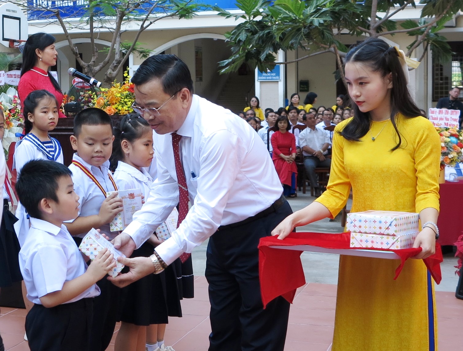 Ông Nguyễn Sỹ Khánh - Chủ tịch UBND TP. Nha Trang trao phần thưởng cho các học sinh. 