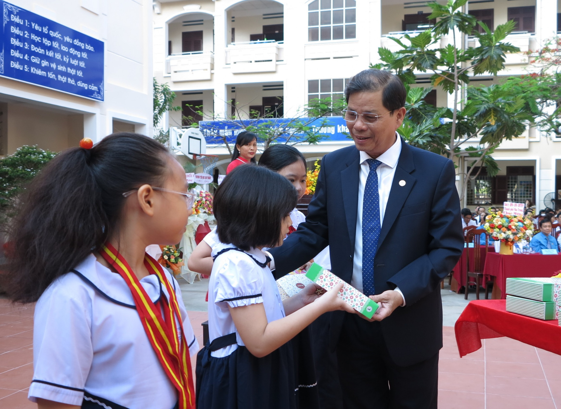 Ông Nguyễn Tấn Tuân trao phần thưởng cho các học sinh. 