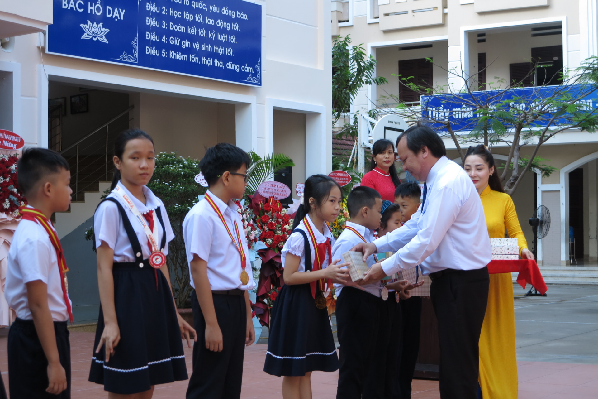 Ông Bảo Thọ - Phó Chủ tịch HĐND TP. Nha Trang trao phần thưởng cho các học sinh. 