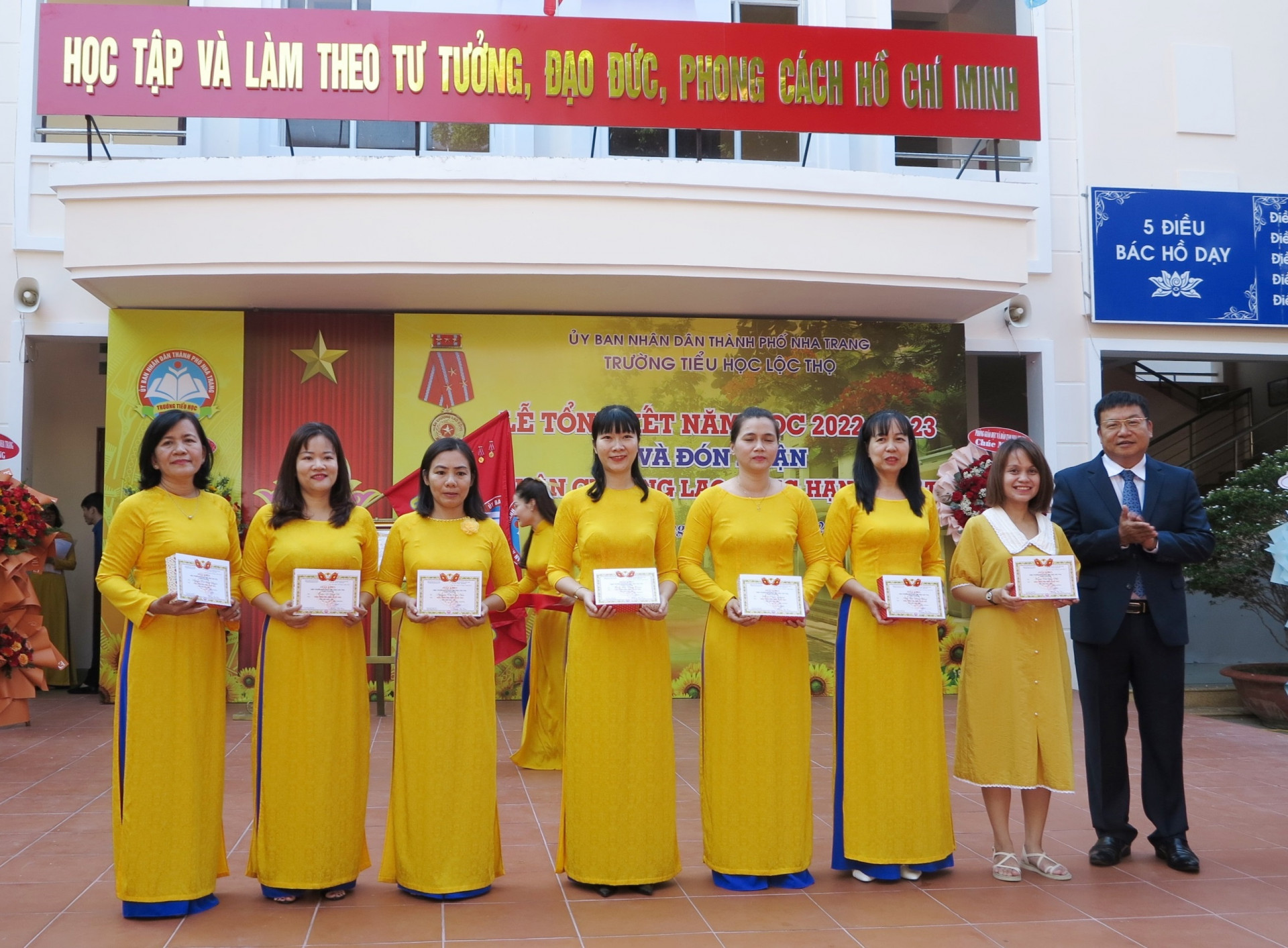 Ông Võ Hoàn Hải - Giám đốc Sở Giáo dục và Đào tạo trao giấy khen cho các giáo viên. 