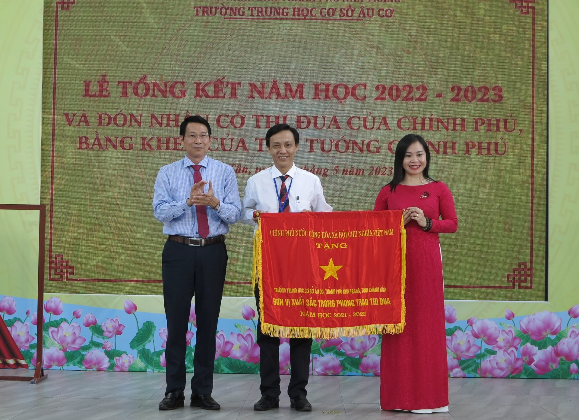 Đồng chí Đinh Văn Thiệu trao cờ thi đua của Chính phủ cho nhà trường. 