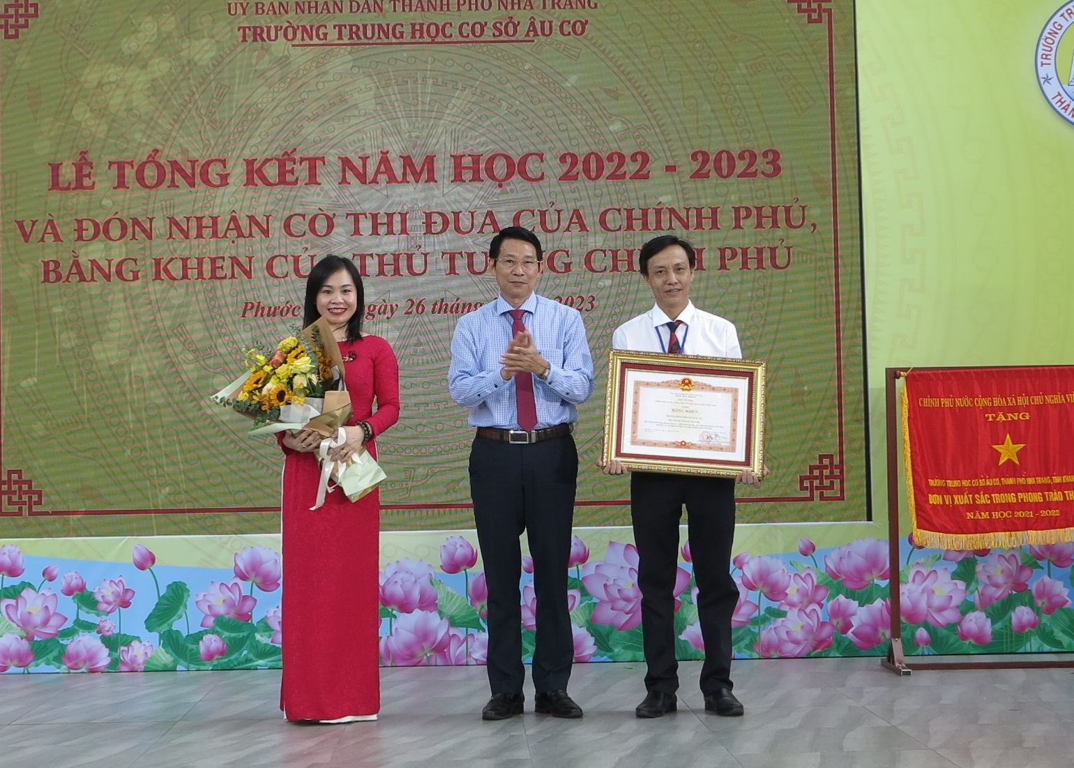 Đồng chí Đinh Văn Thiệu trao bằng khen của Thủ tướng Chính phủ cho nhà trường. 