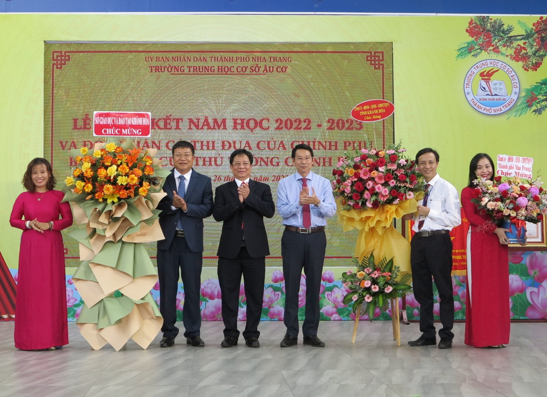 Các đồng chí: Hồ Văn Mừng, Đinh Văn Thiệu và lãnh đạo Sở Giáo dục và Đào tạo tặng hoa chúc mừng nhà trường. 