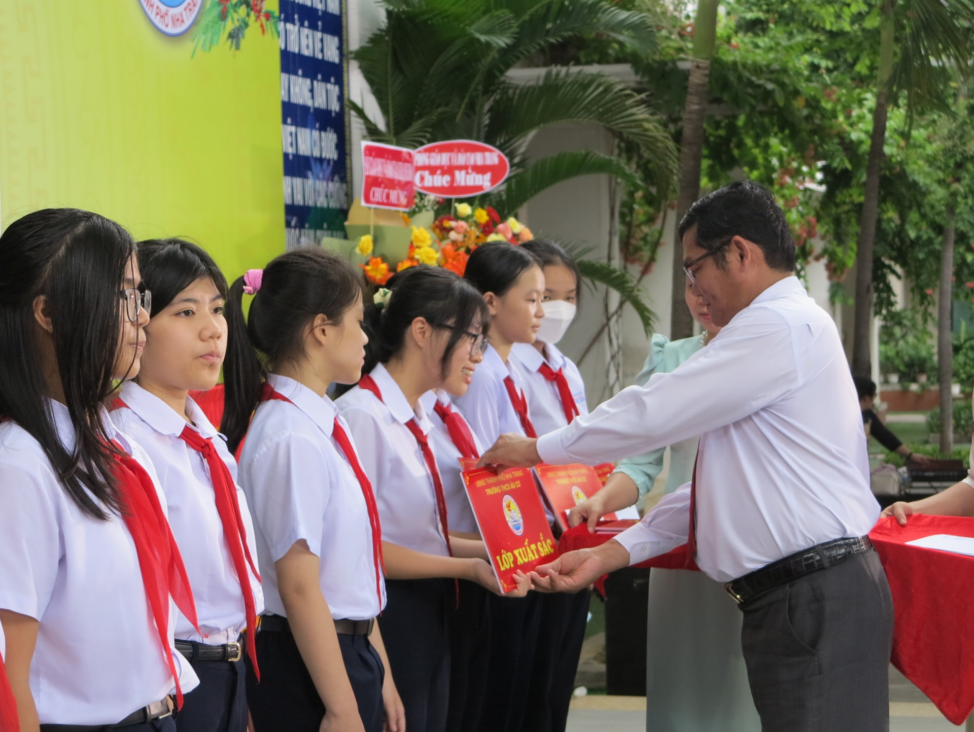 Ông Huỳnh Mạnh Thắng - Phó Giám đốc Sở Nội vụ trao thưởng cho các tập thể lớp xuất sắc. 